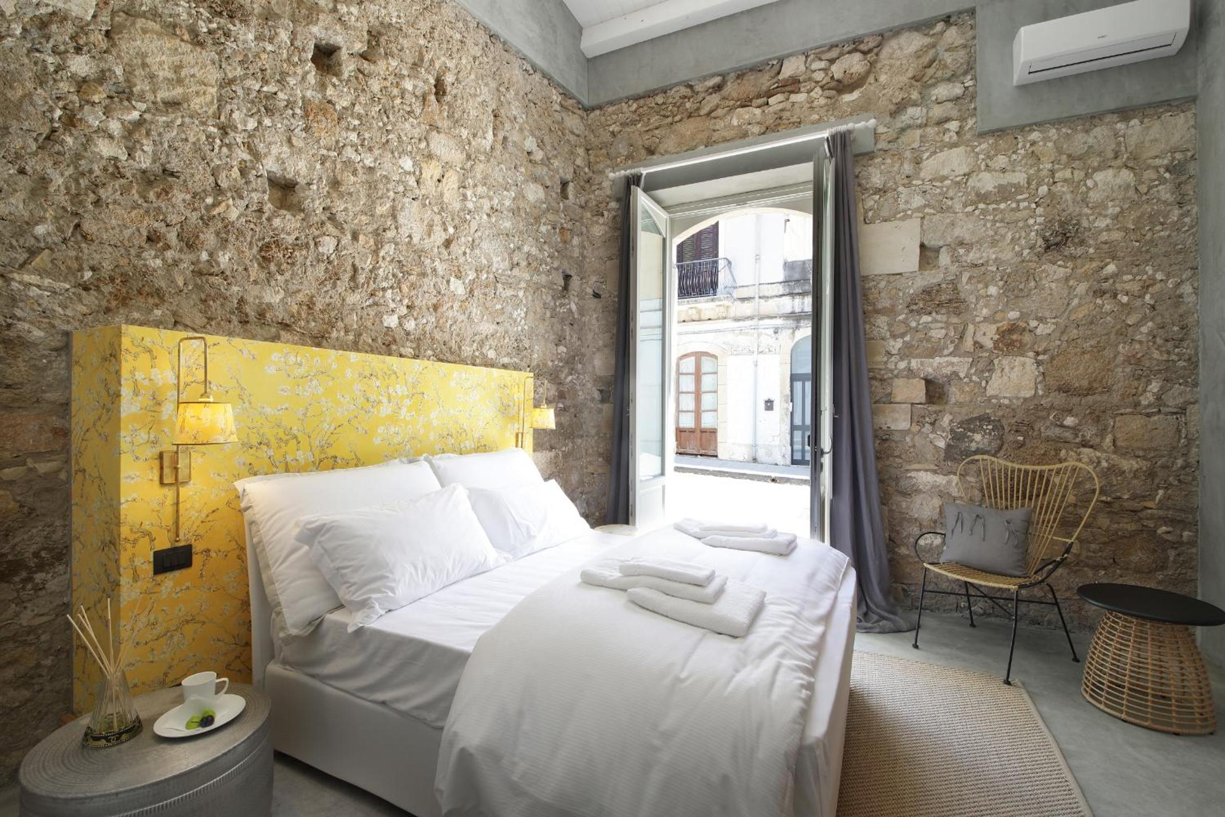 Deluxe King Room - Photo 9