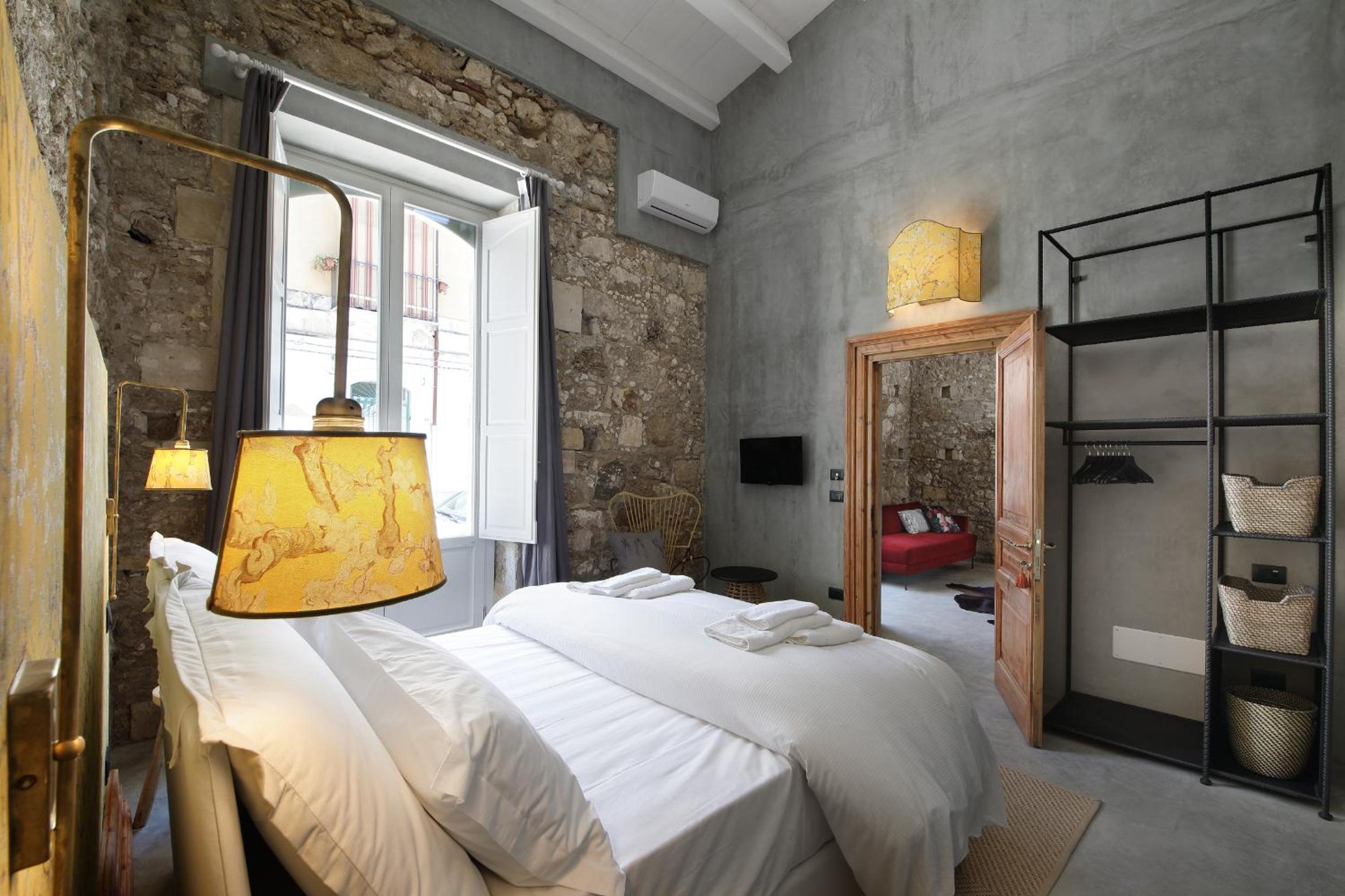 Deluxe King Room - Photo 11