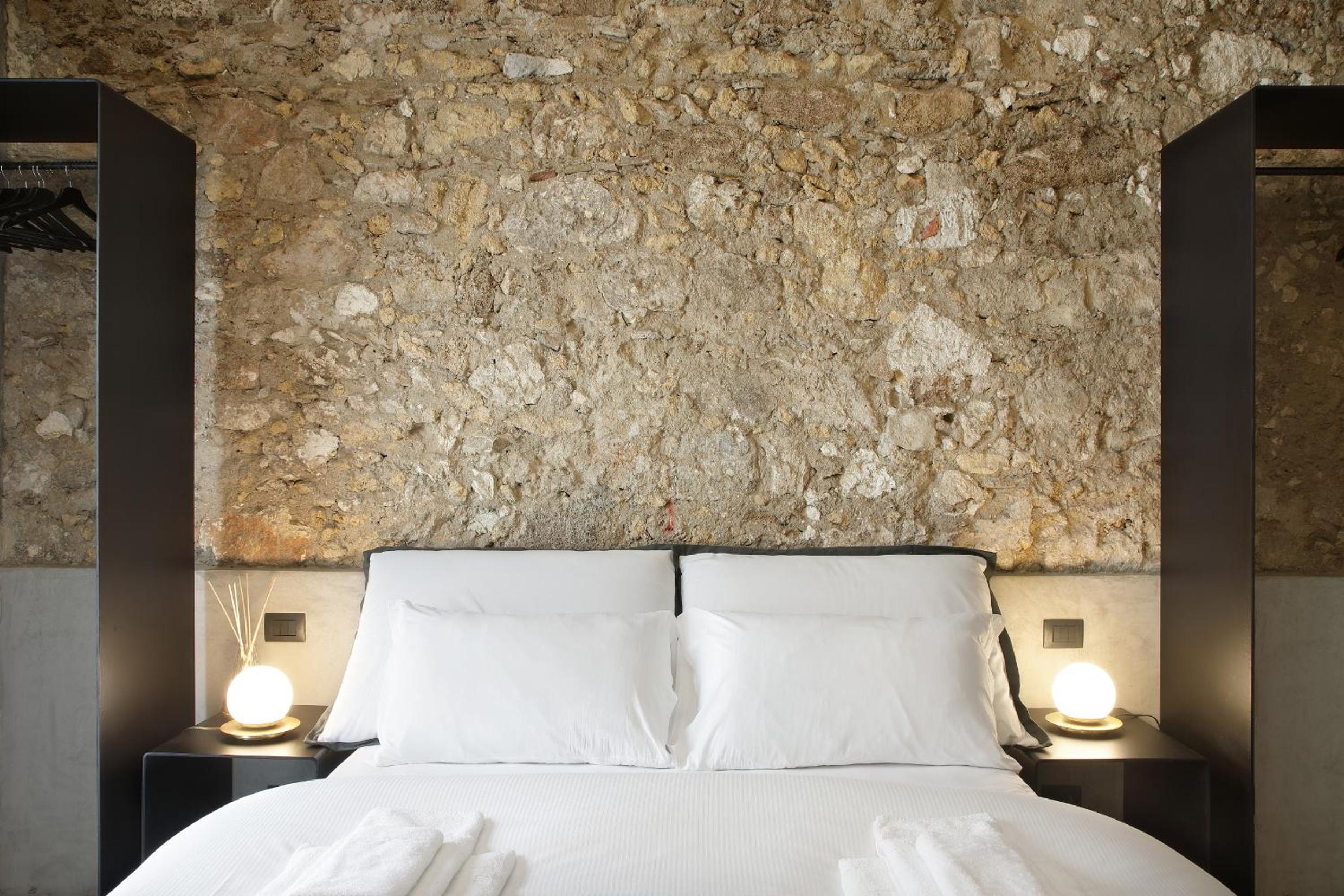 Deluxe Double Room with Shower - Photo 11