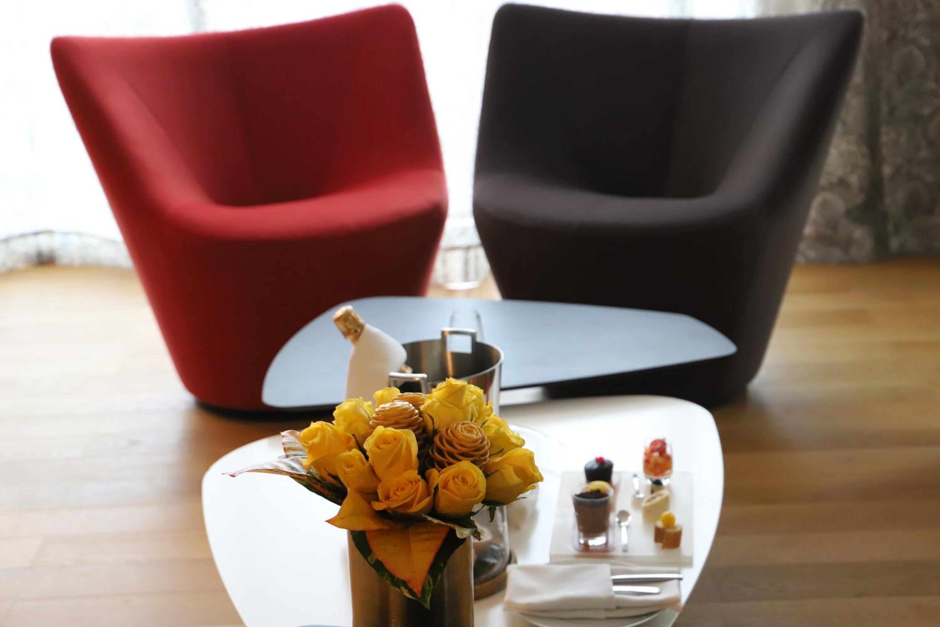 Junior King Suite with City View - Photo 4