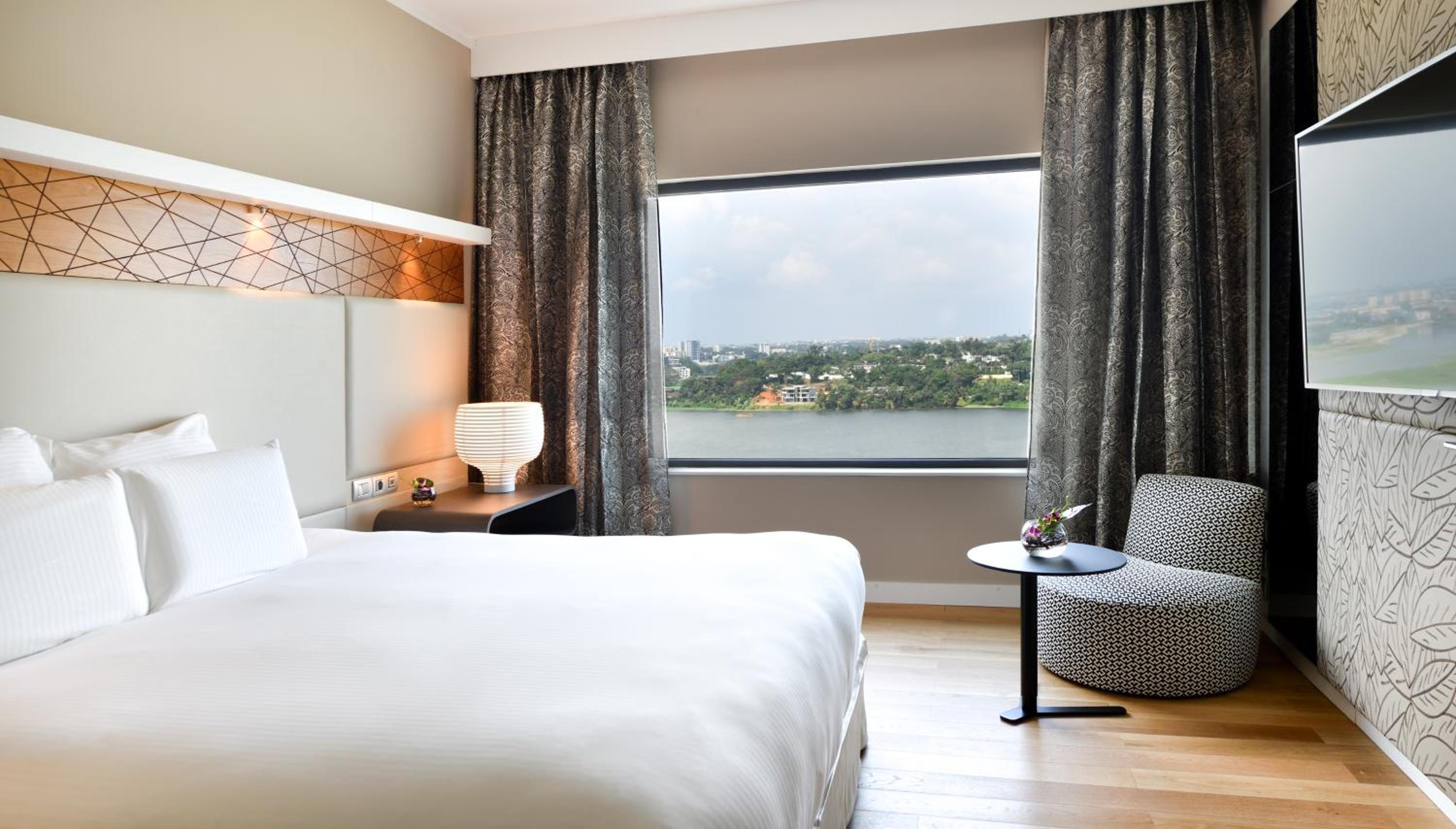 Superior King Room with City View - Photo 4