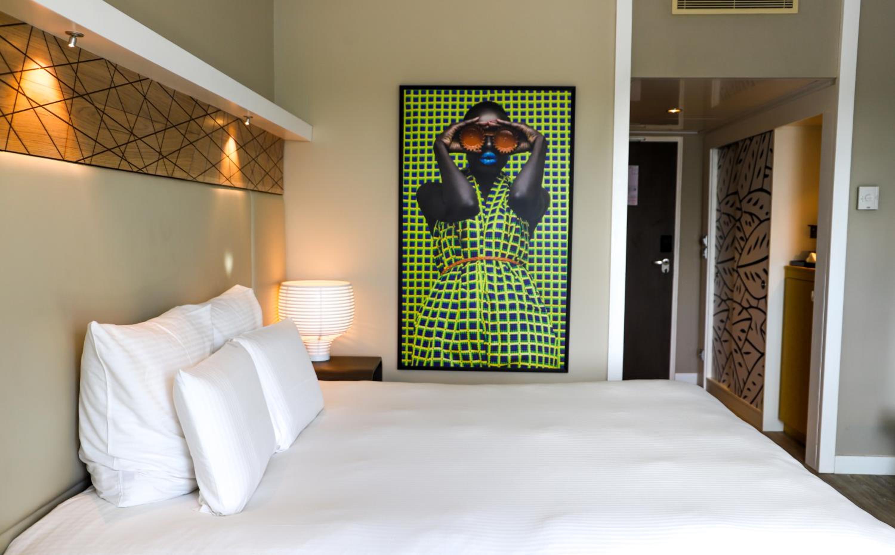 Deluxe Corner King Room with Balcony and Lagoon View - Photo 6