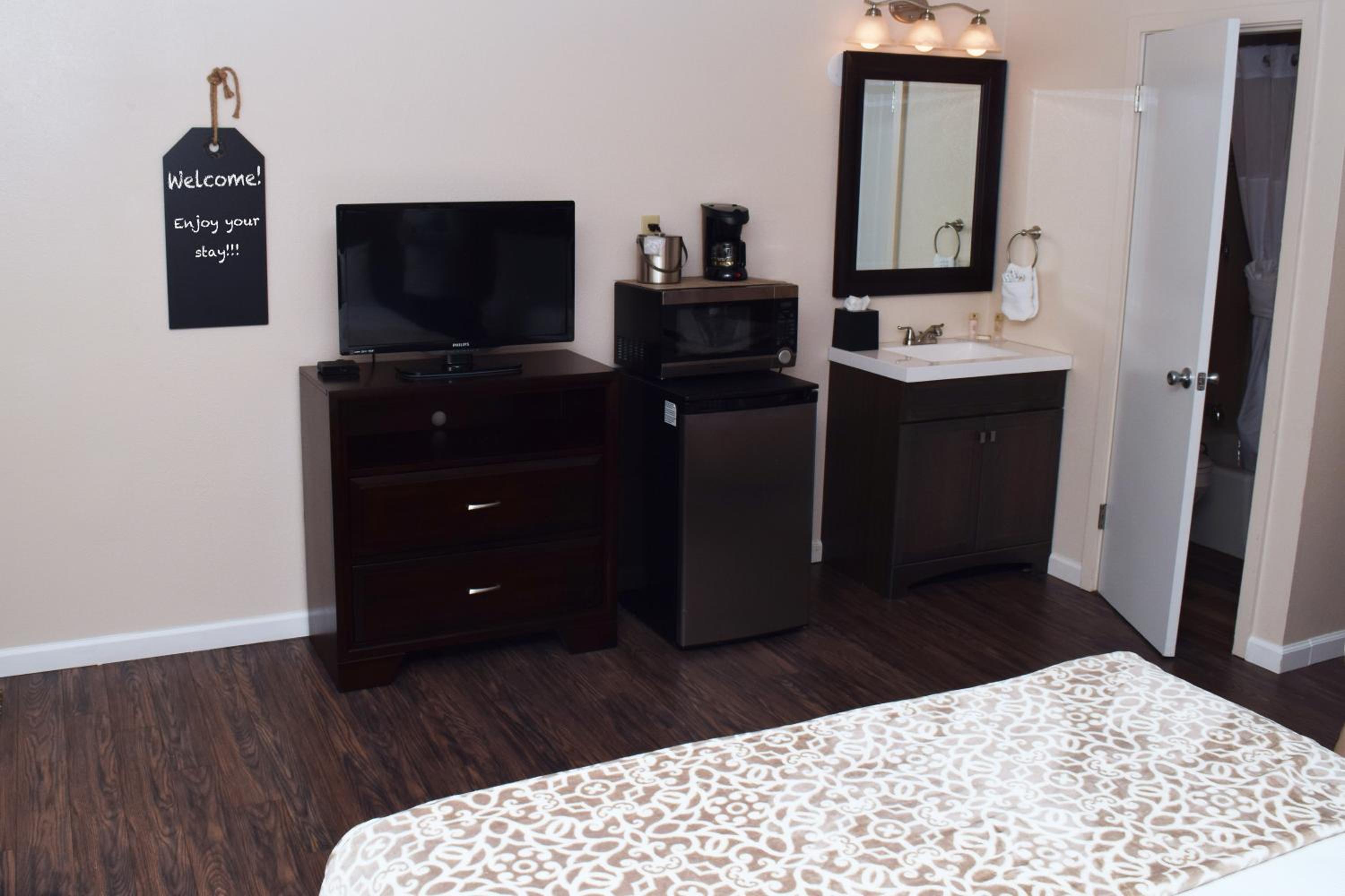 Standard King Room - Photo 10