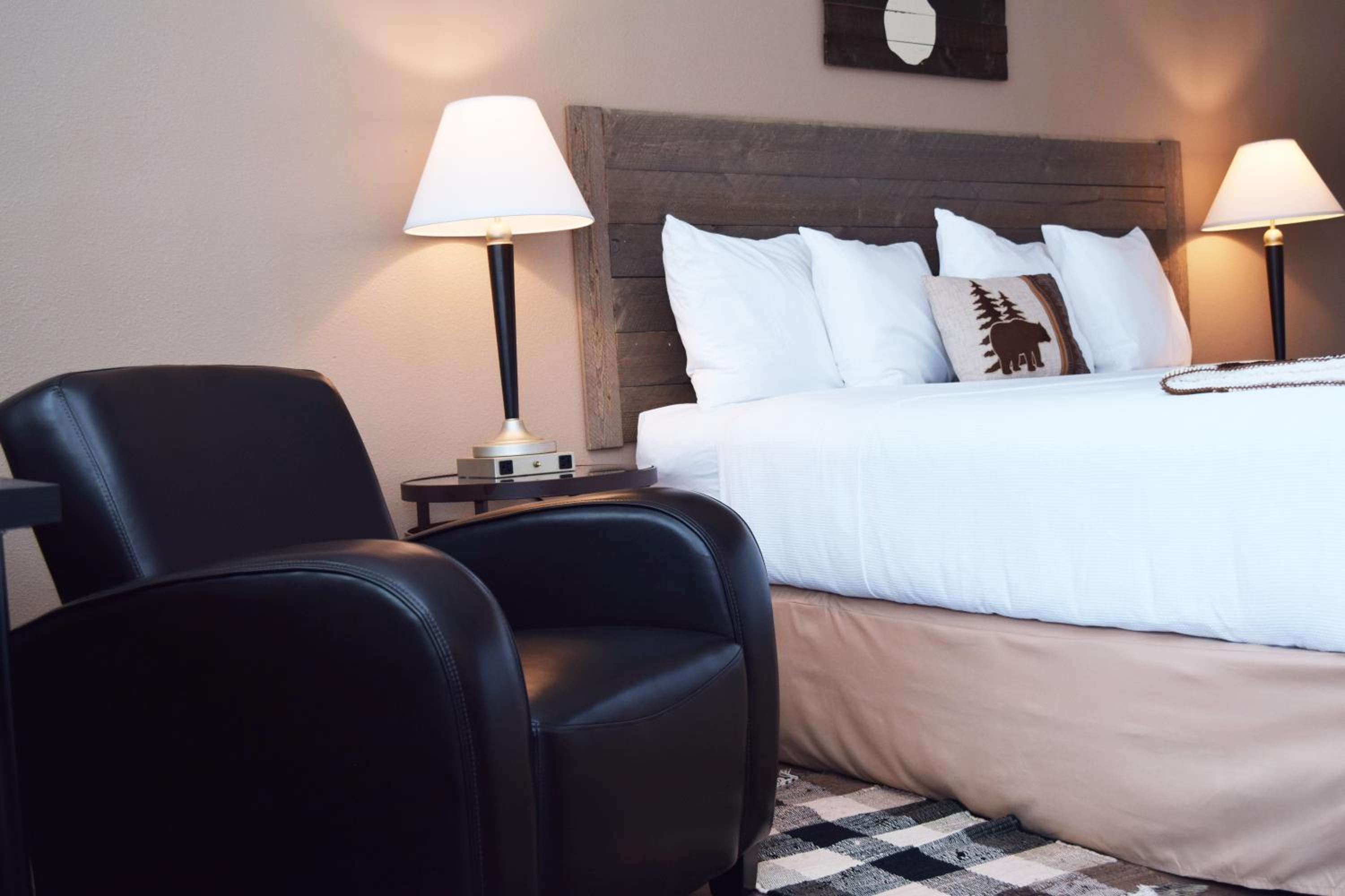 Standard King Room - Photo 8