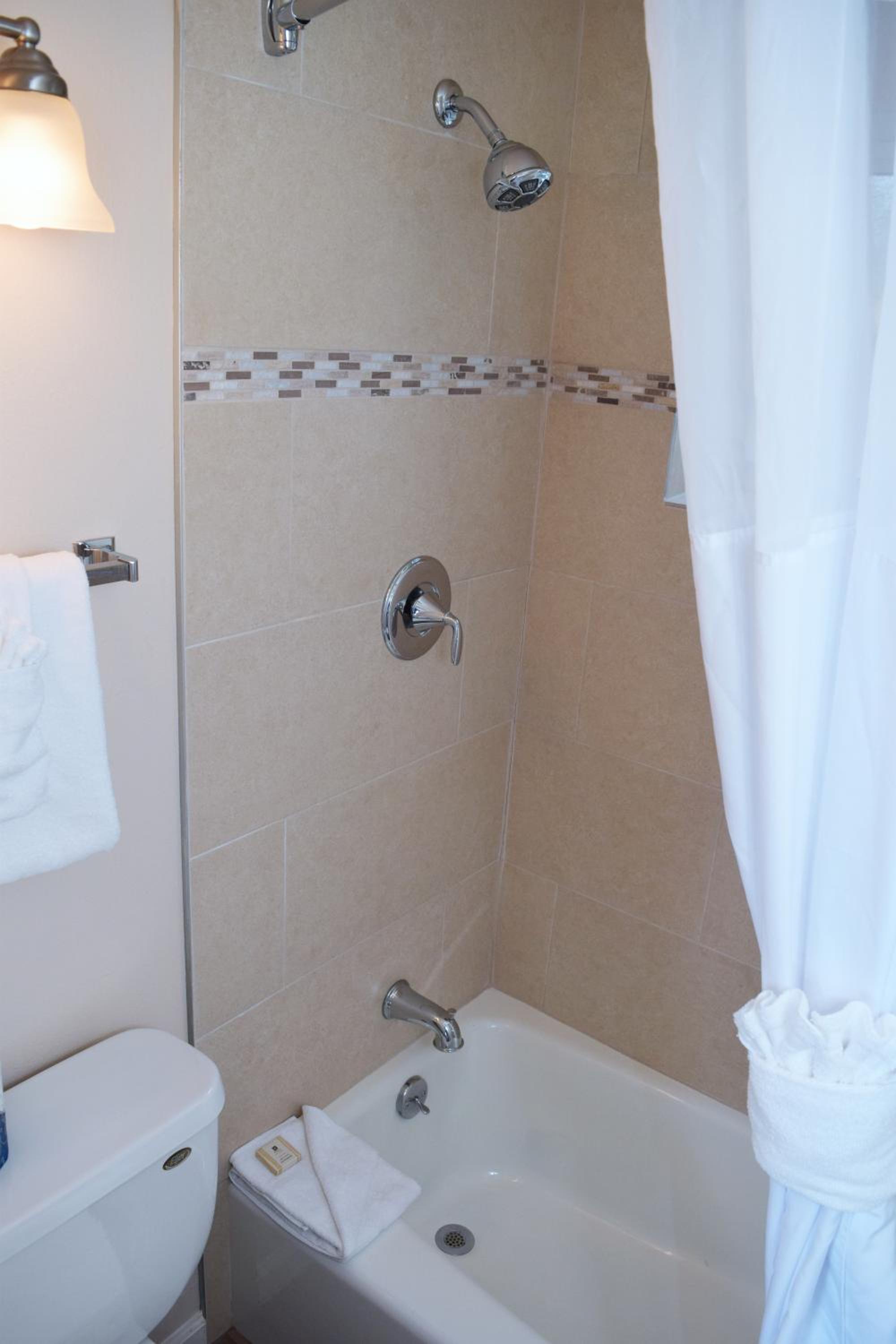 Standard King Room - Photo 13