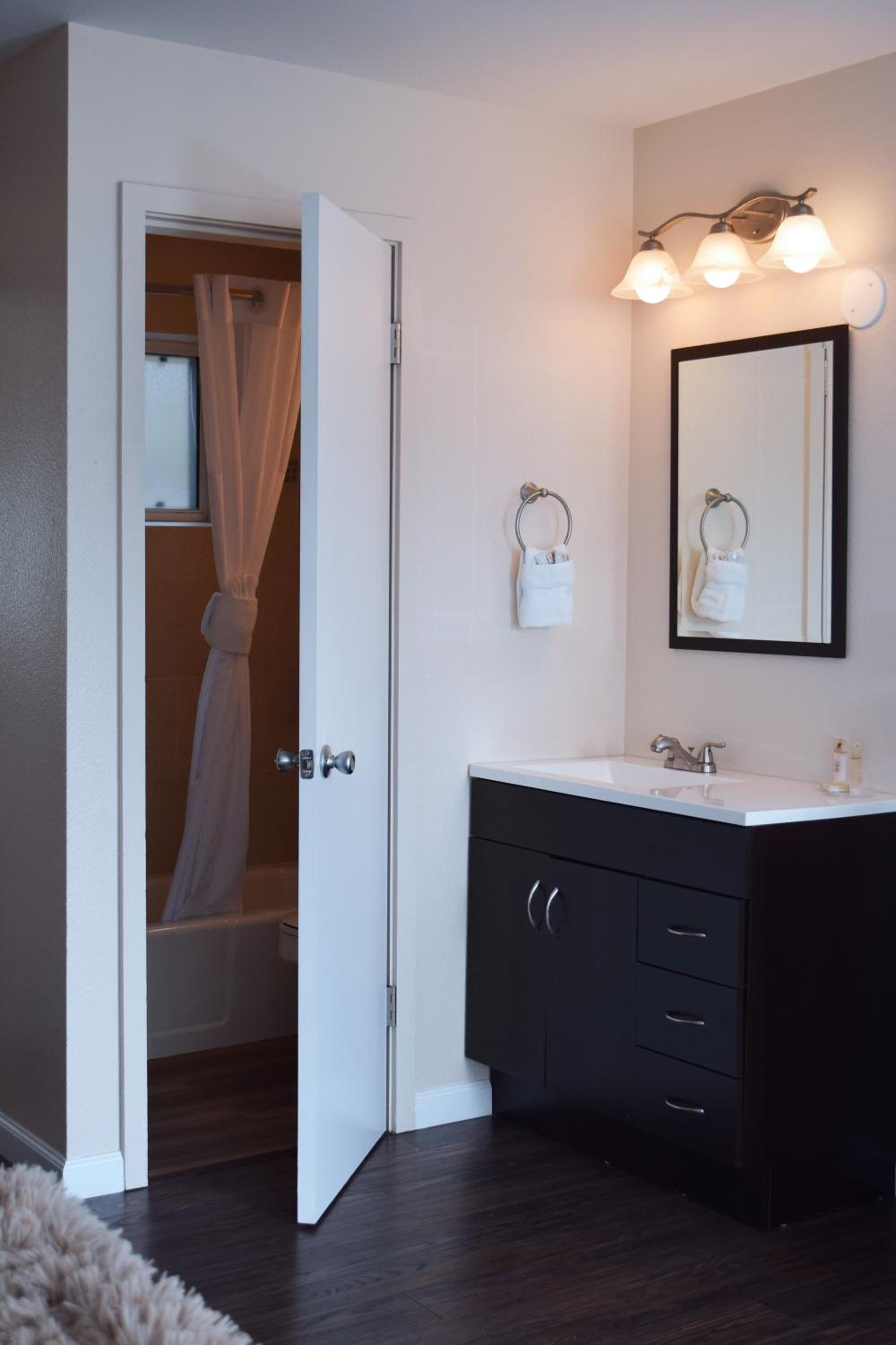 Standard King Room - Photo 11