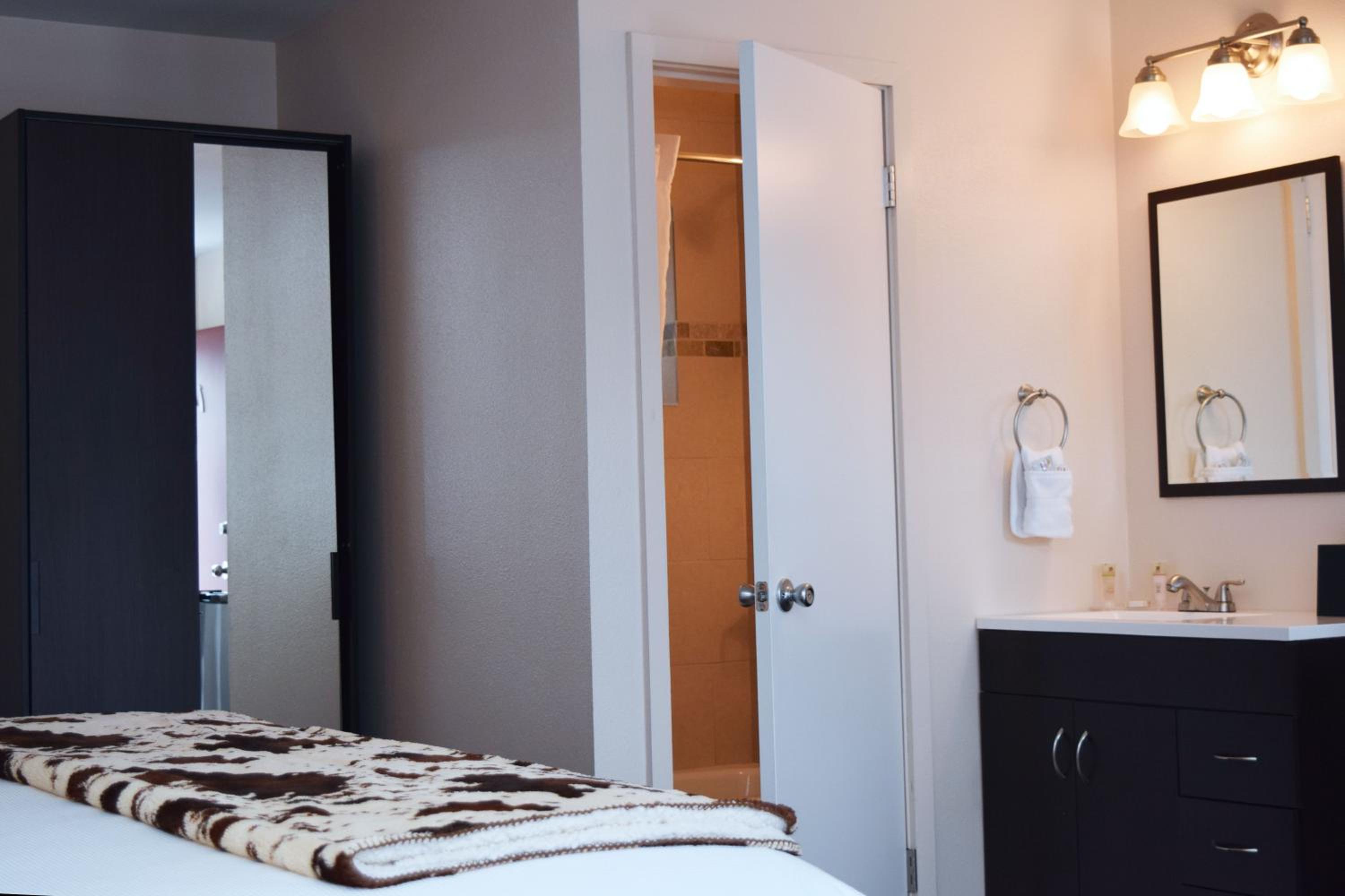 Standard King Room - Photo 12