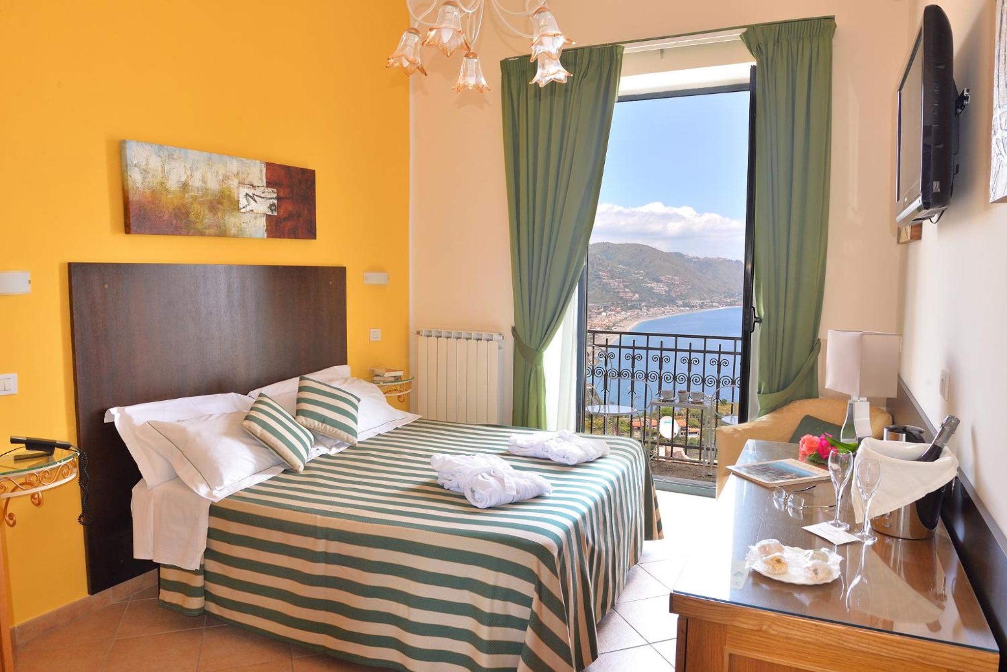 Superior Double with Sea View and Balcony - Photo 1