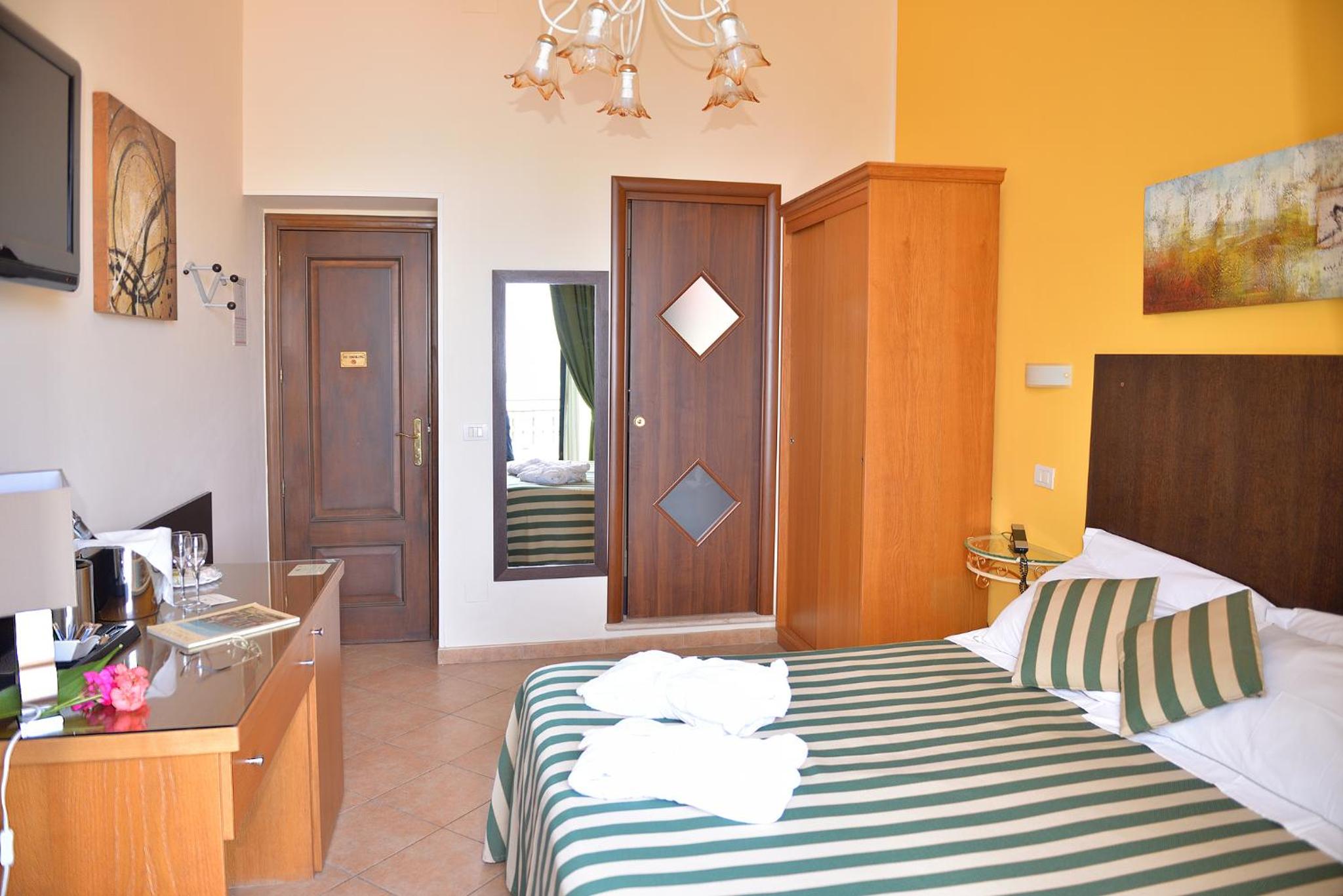 Superior Double with Sea View and Balcony - Photo 3