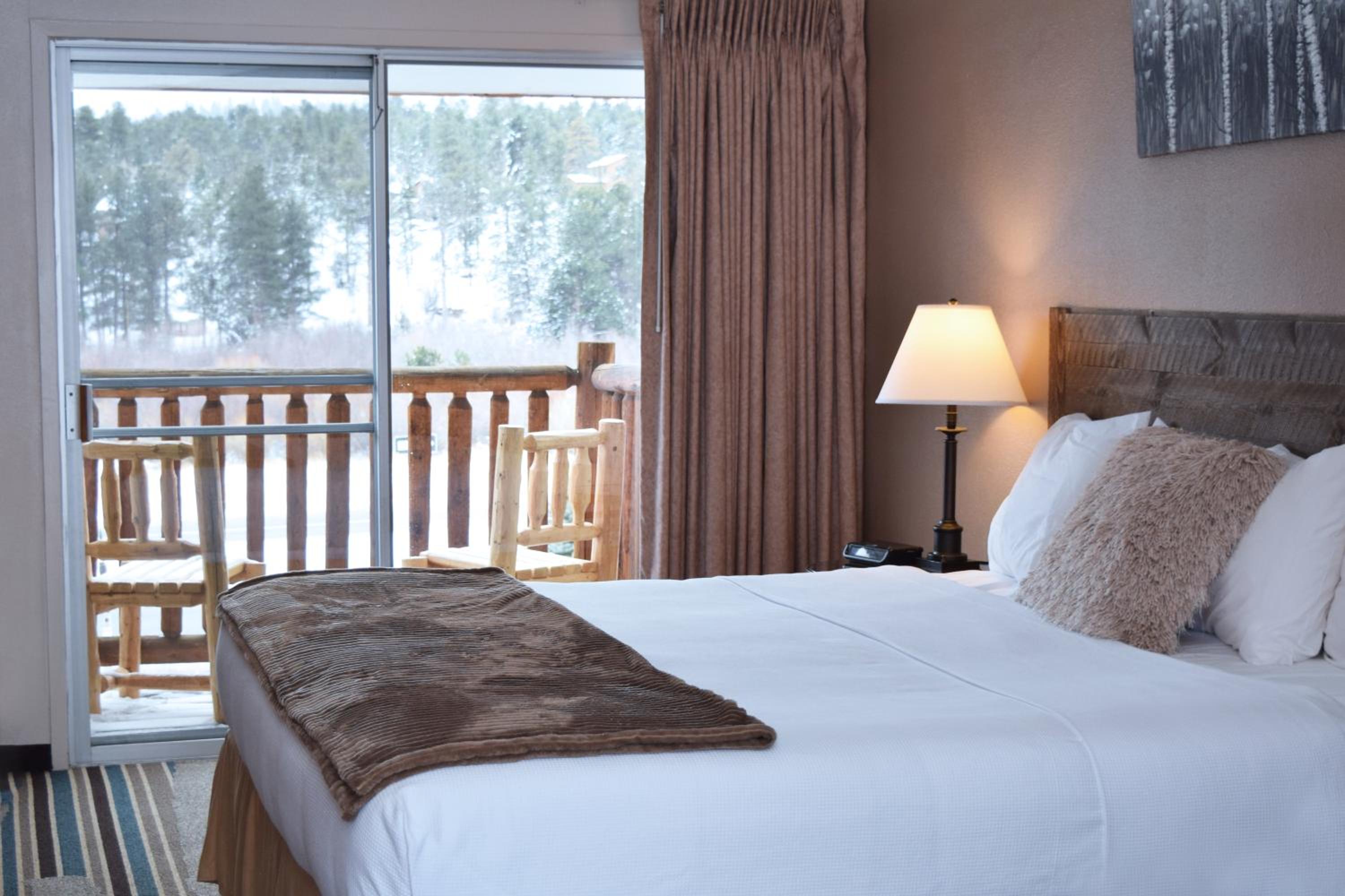 King Room with Balcony - Photo 13