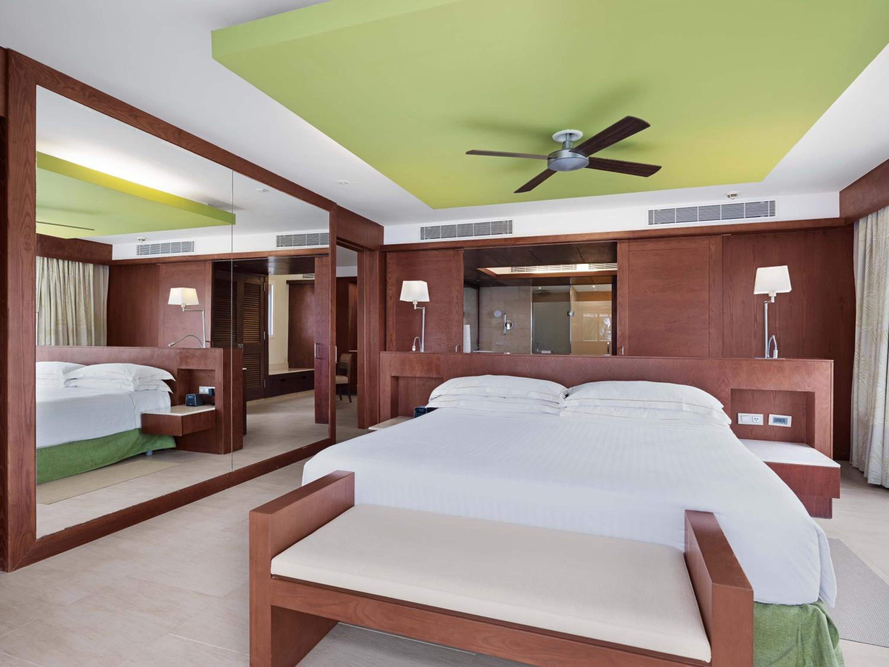 Suite Ocean Front Premium Level (2 Adults + 1 Child)