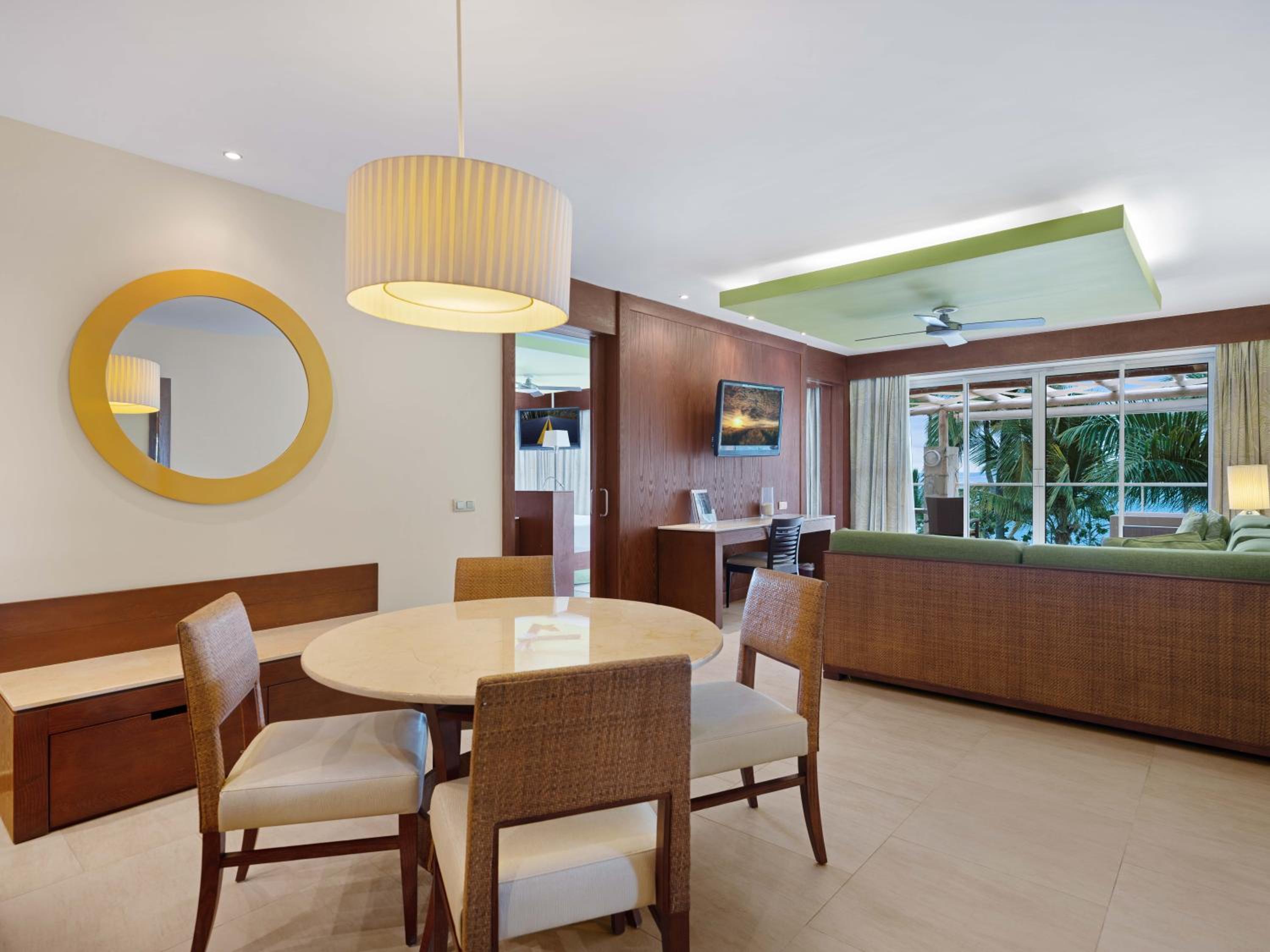 Suite Ocean Front Premium Level (2 Adults + 1 Child) photo 2