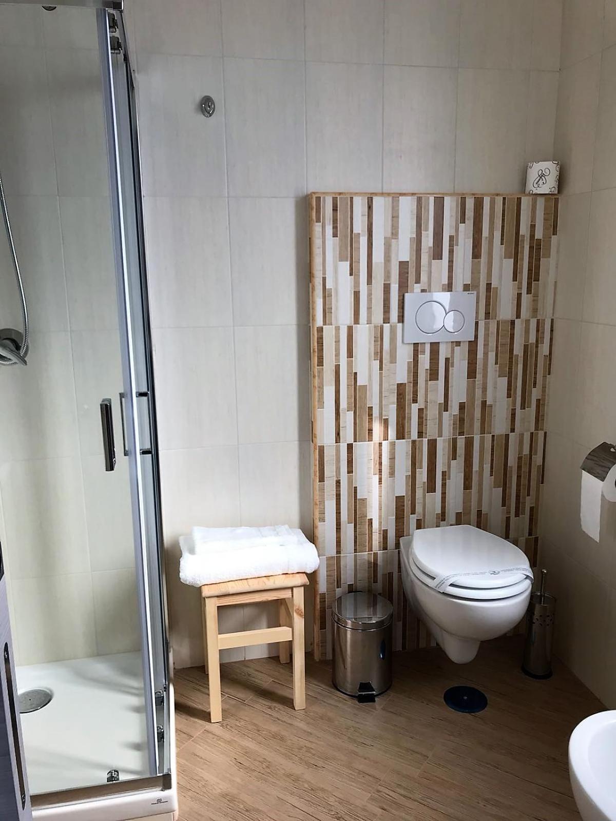 Large Double Room - Photo 12