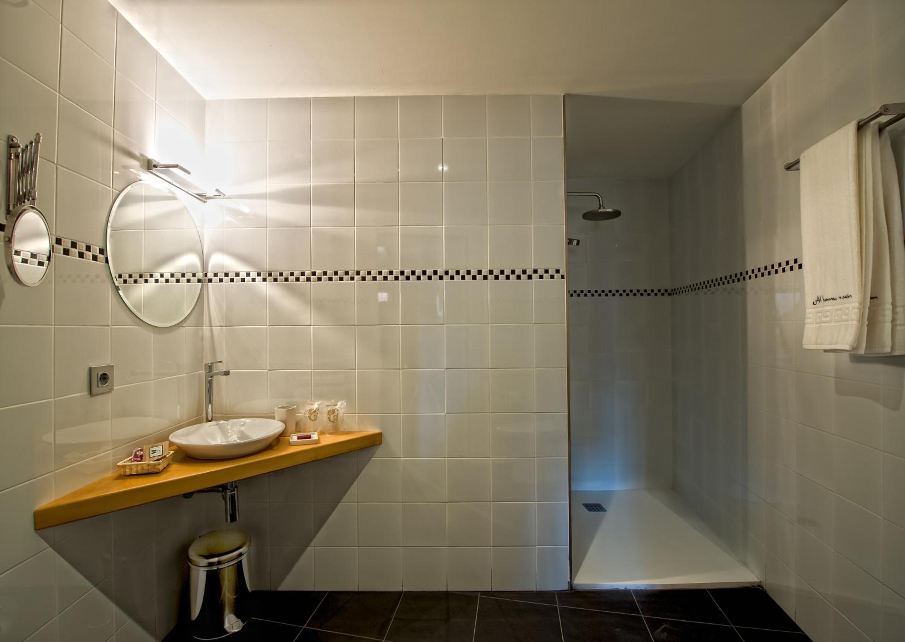 Double or Twin Room - Photo 8