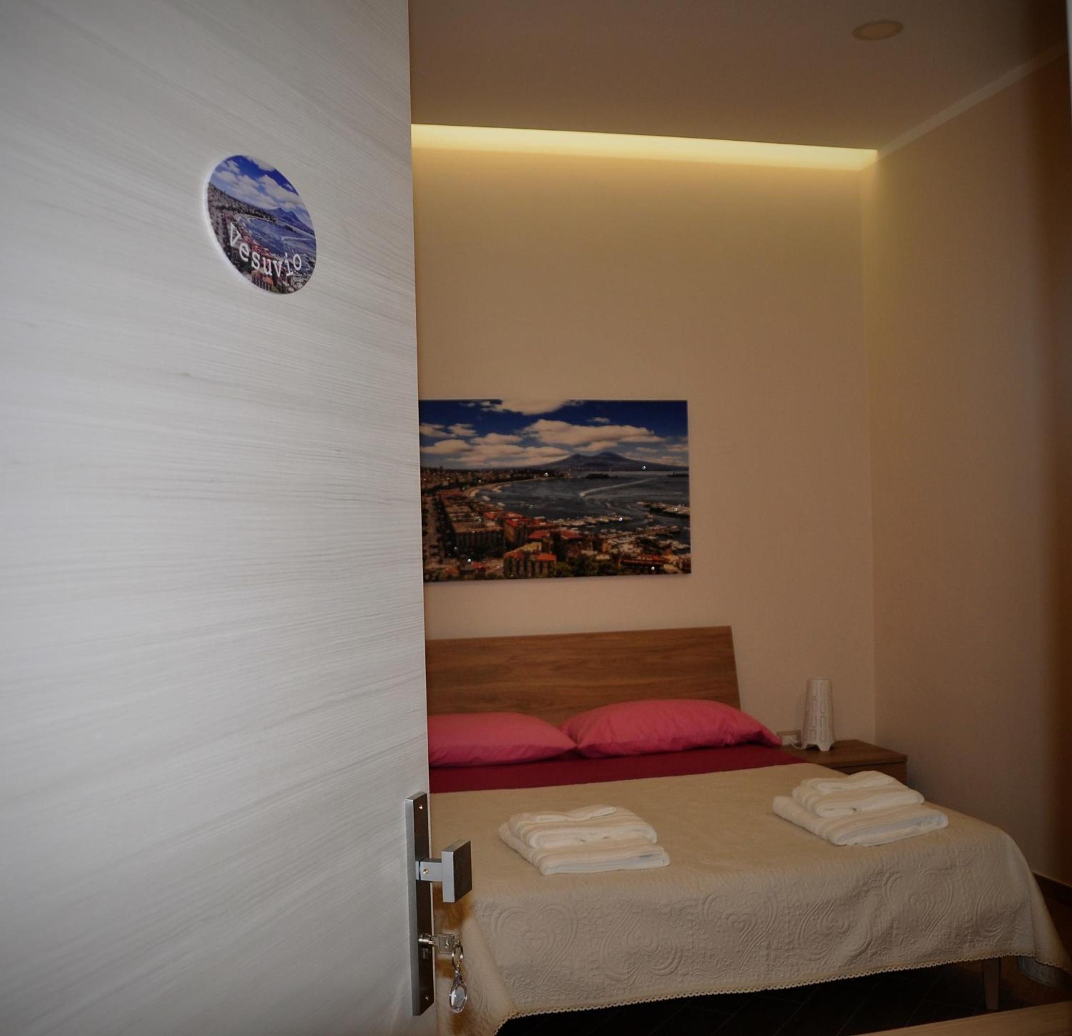 Large Double Room - Photo 9