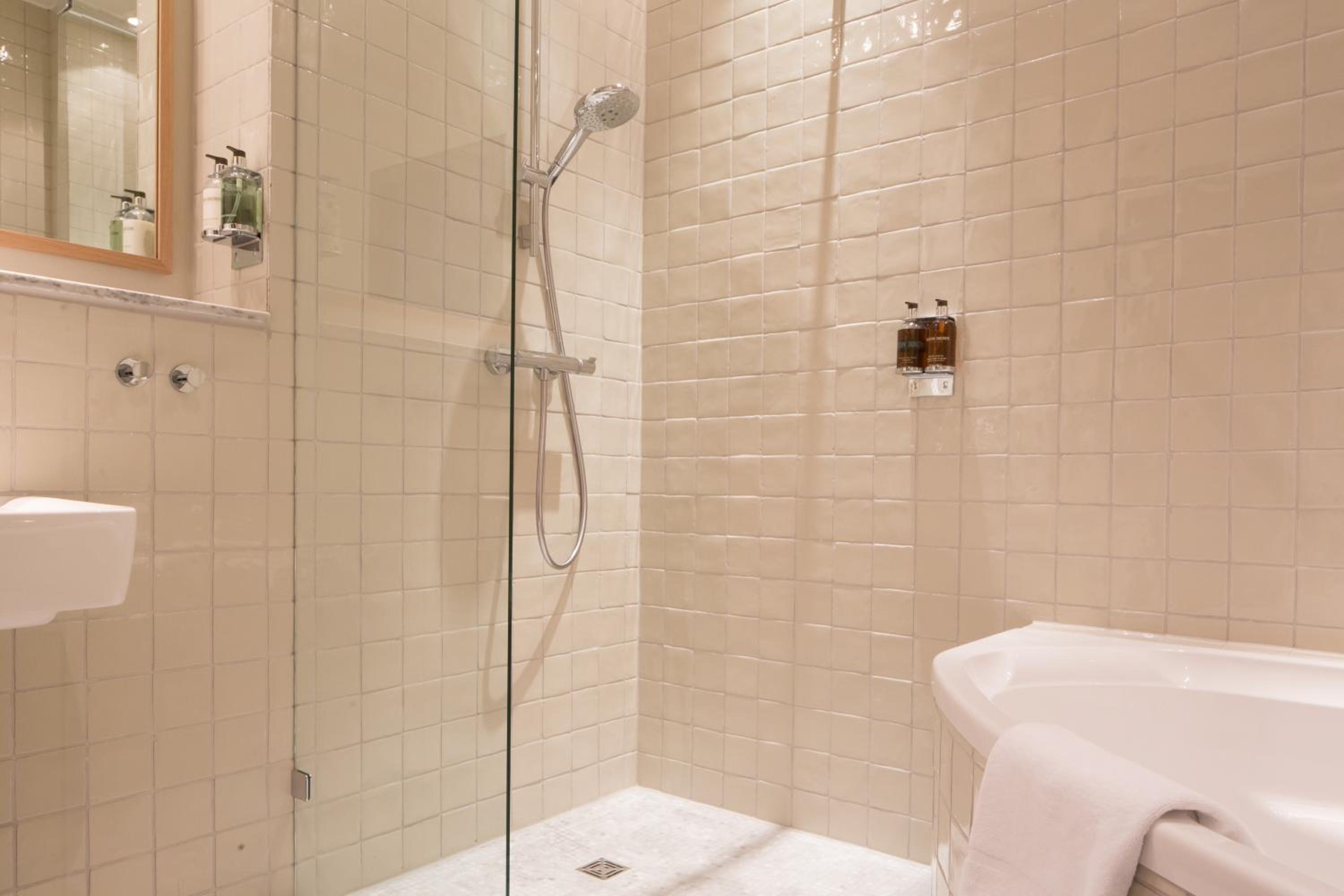 Corner Suite - Photo 2