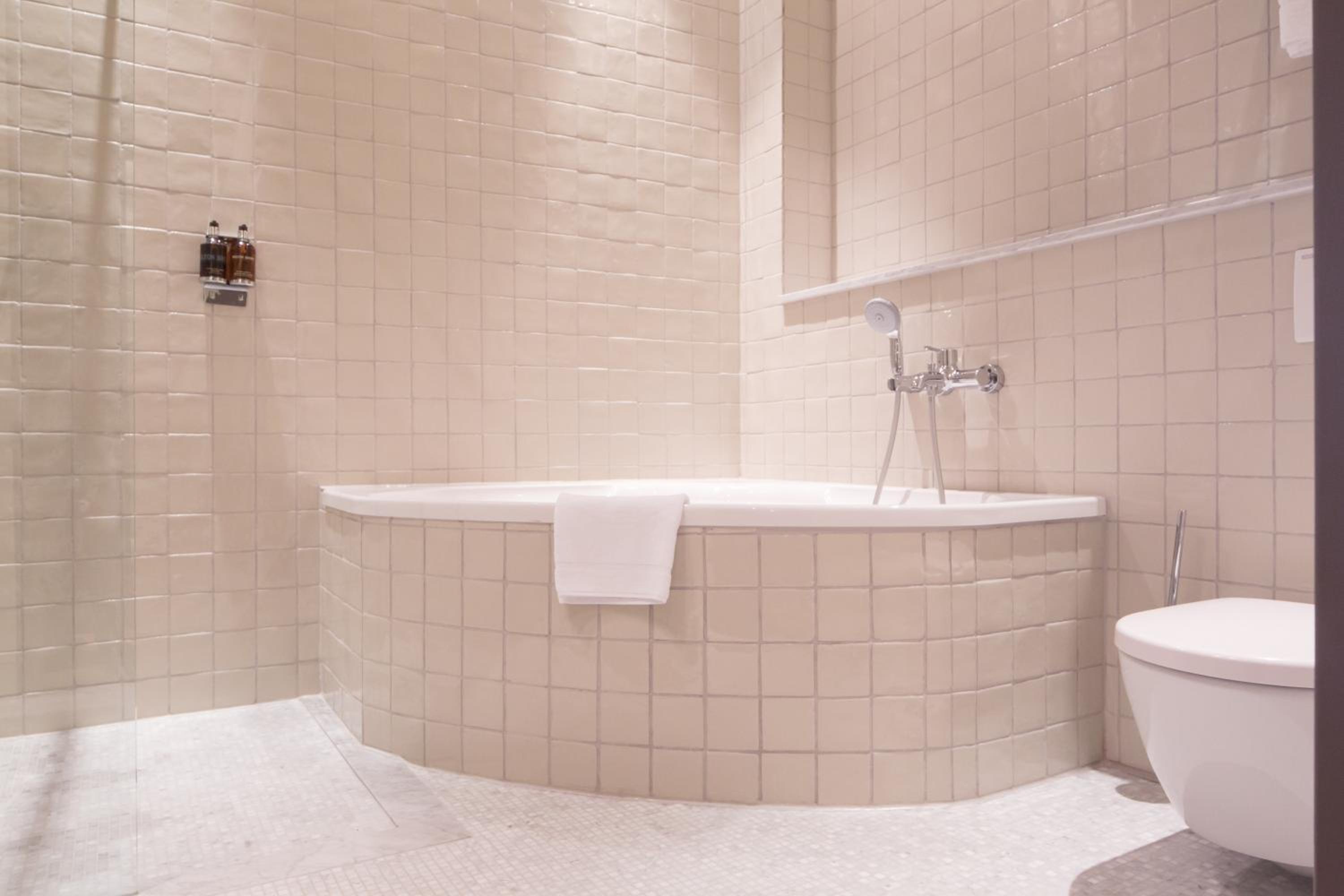 Corner Suite - Photo 4
