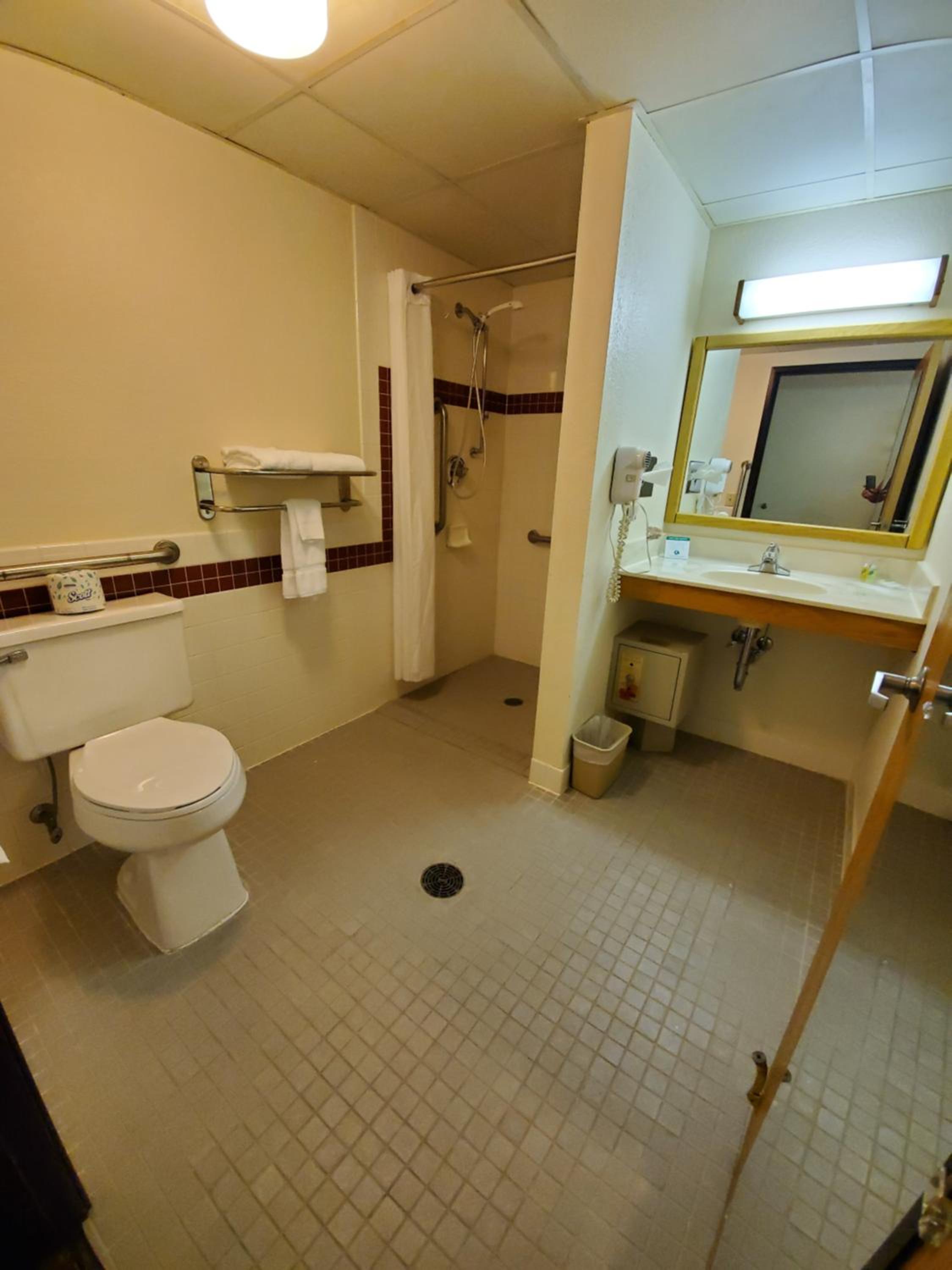 Queen Room with Sofa Bed - Disability Access/Non-Smoking - Photo 7