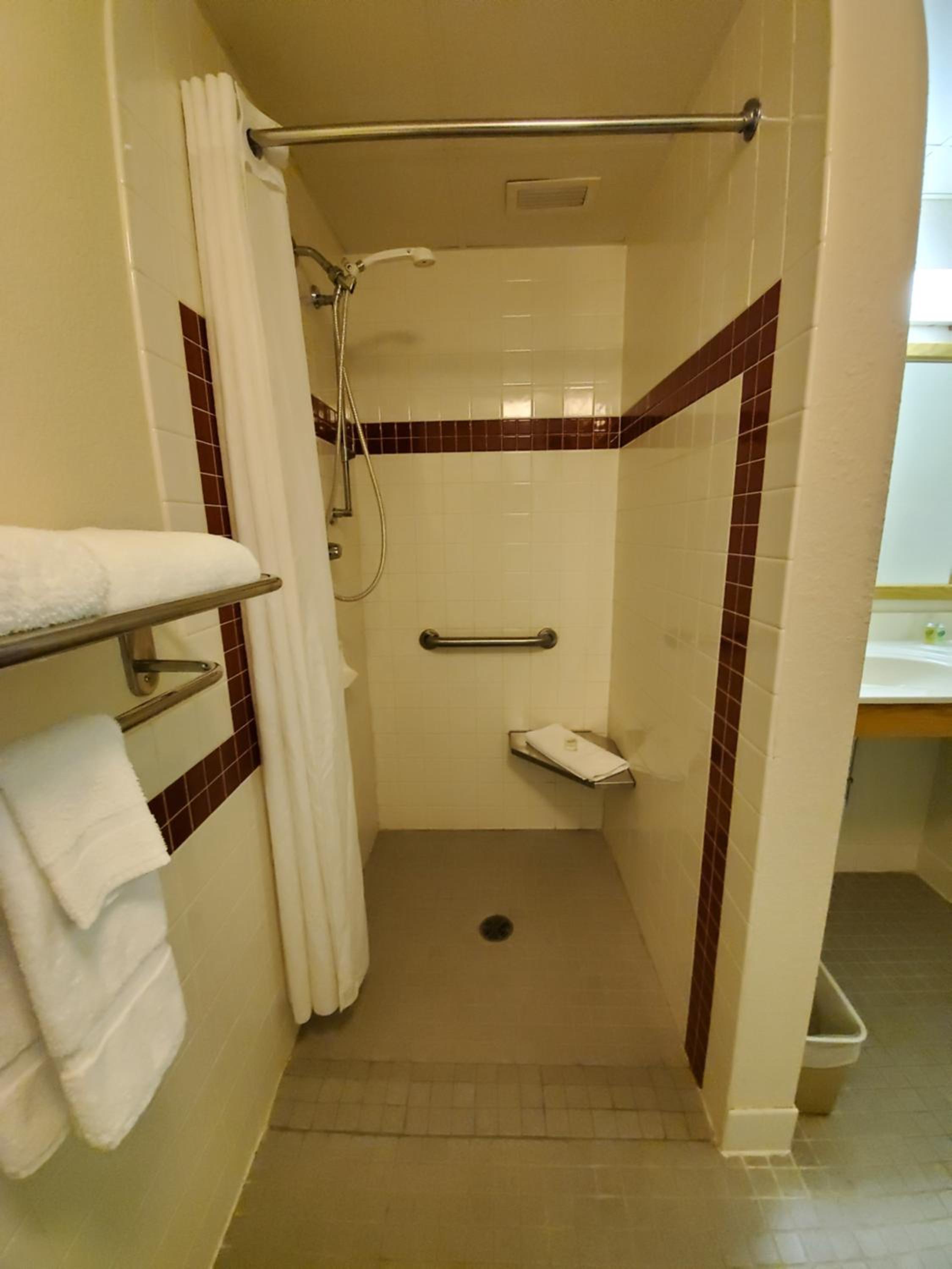 Queen Room with Sofa Bed - Disability Access/Non-Smoking - Photo 9