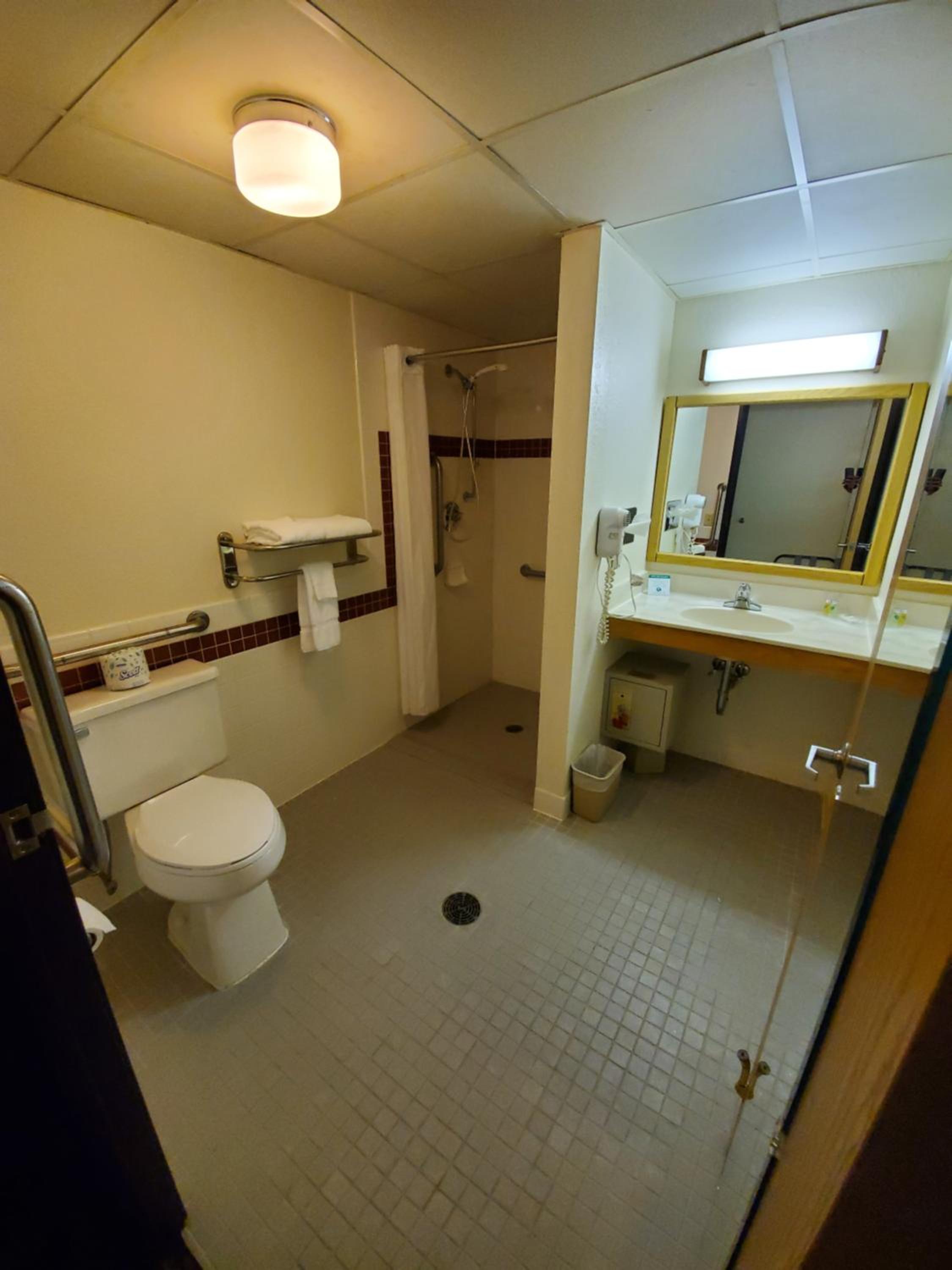 Queen Room with Sofa Bed - Disability Access/Non-Smoking - Photo 11