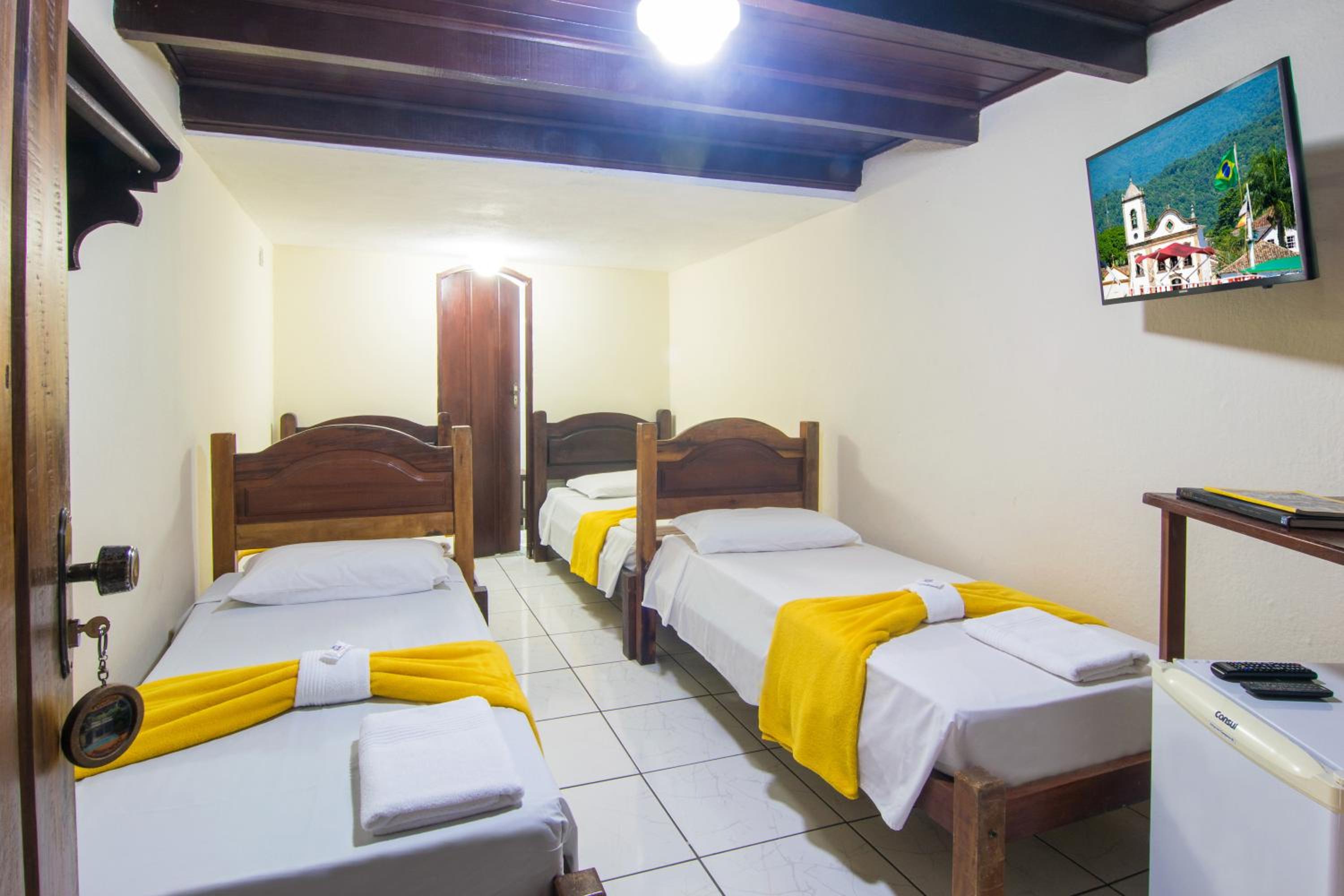 Economy Quadruple Room Individual Beds photo 2