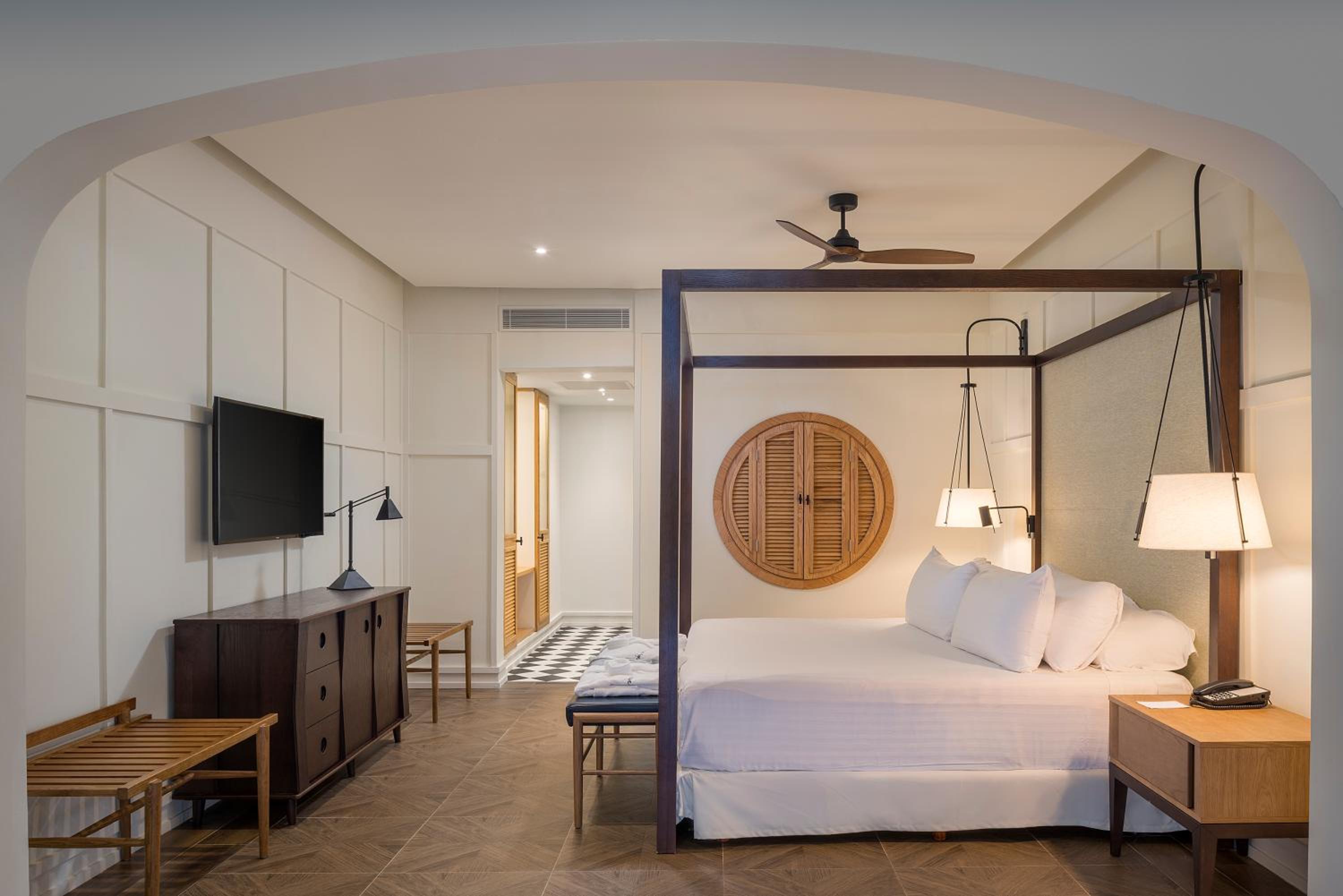 Privilege Royal Master Suite Ocean Front Single thumbnail 6
