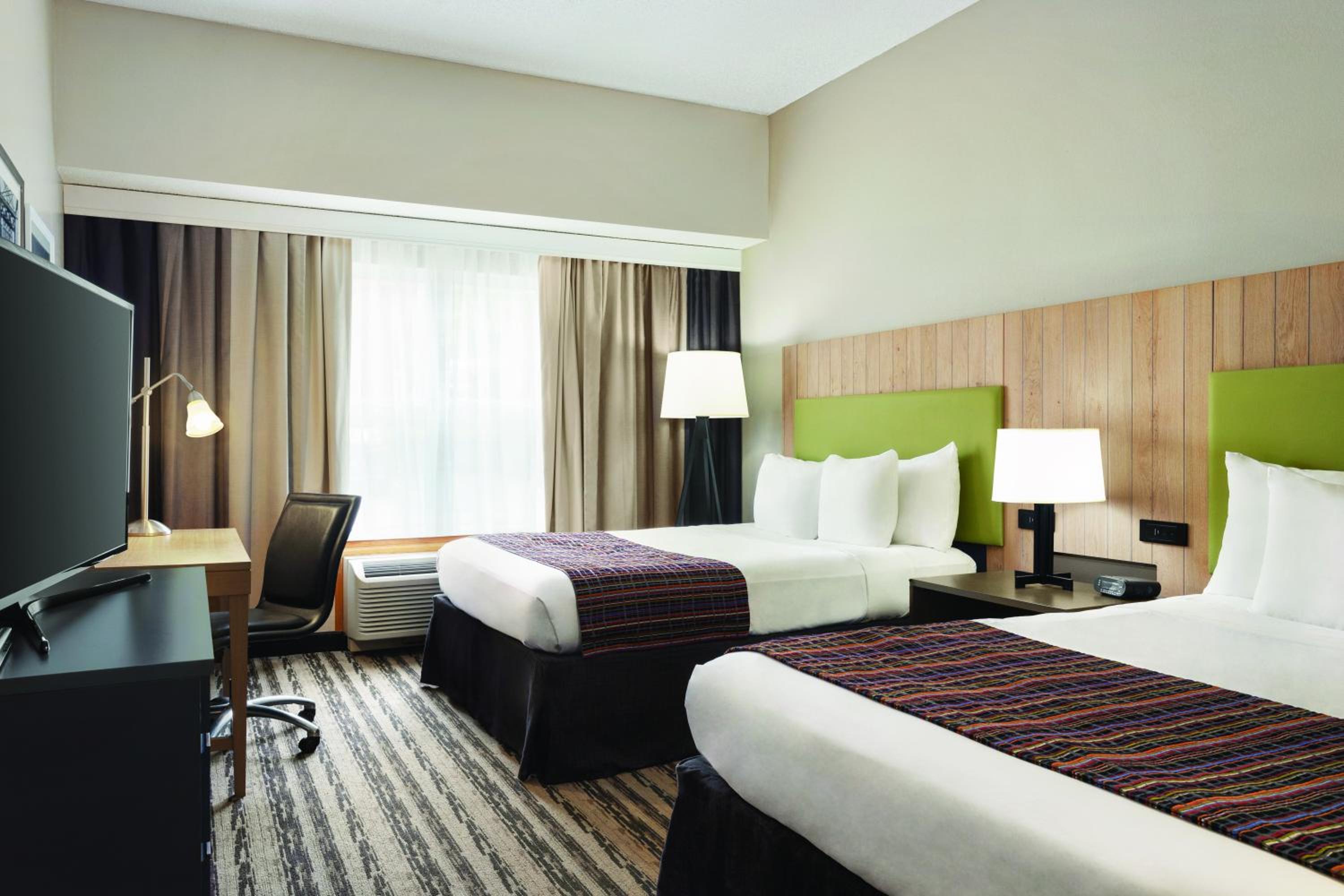 Premium Queen Room with Two Queen Beds - Photo 5