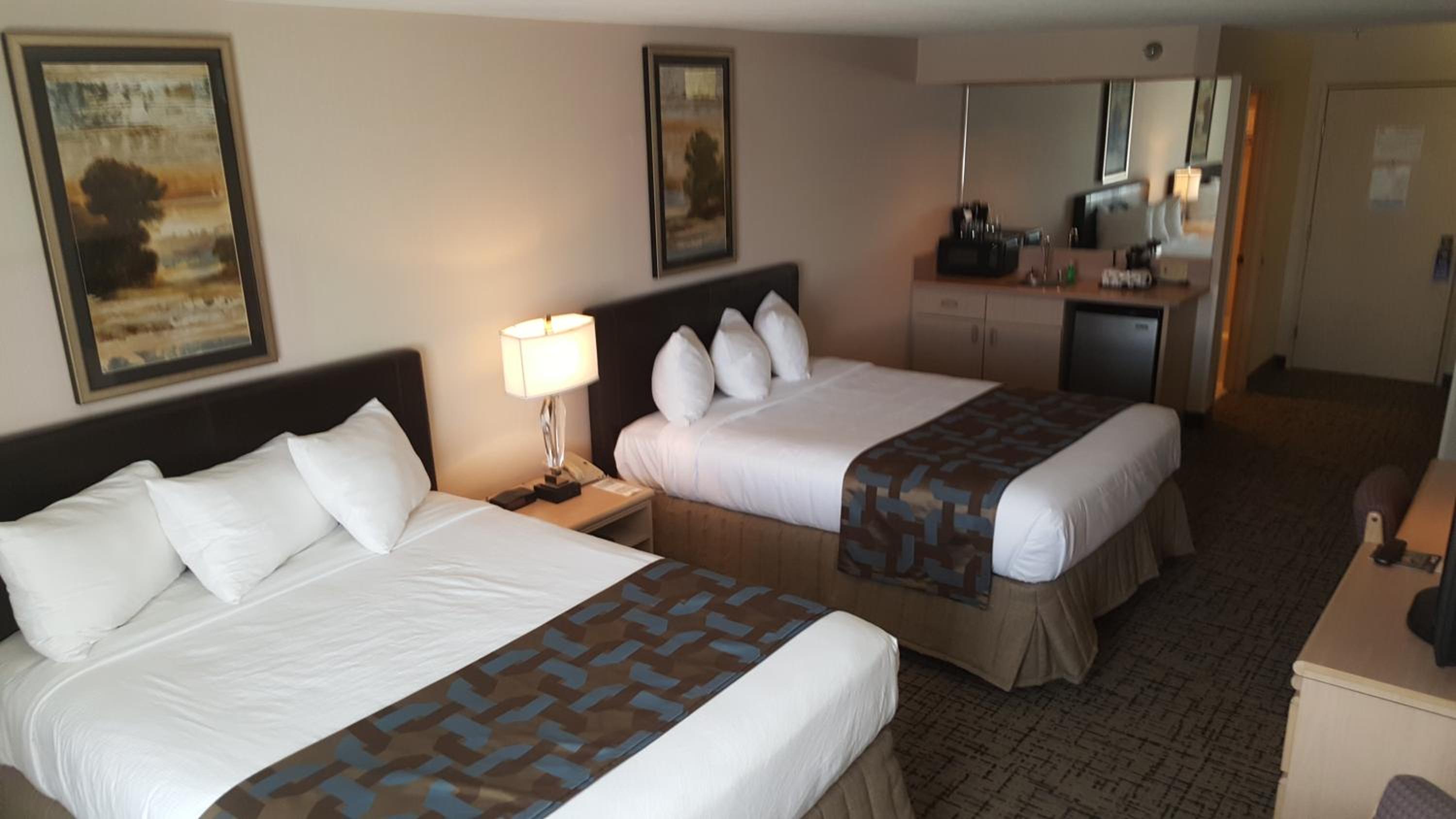 Queen Room With Two Queen Beds - Photo 3