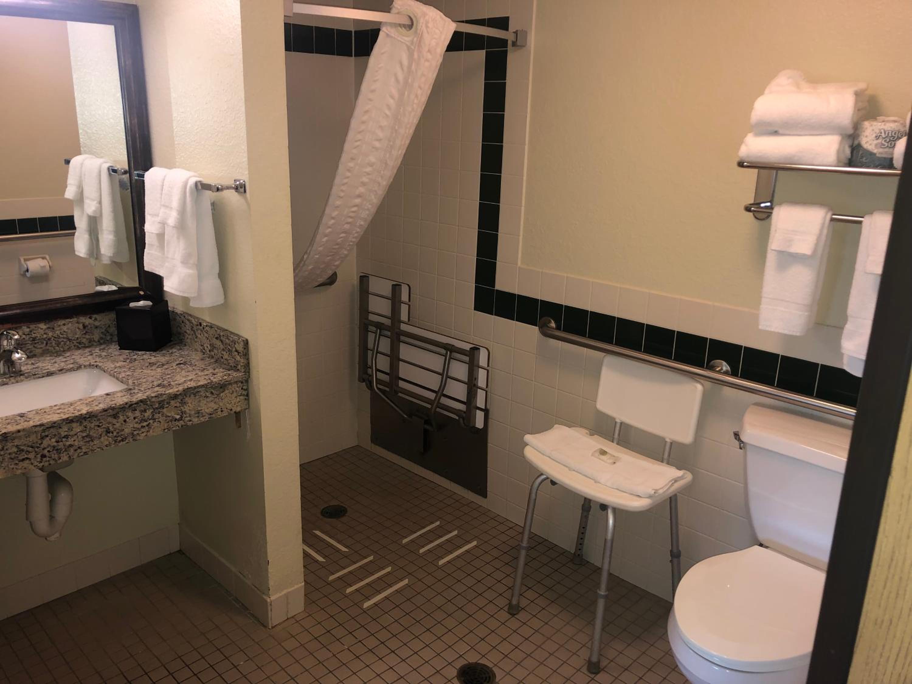 Queen Room - Disability Access photo 2