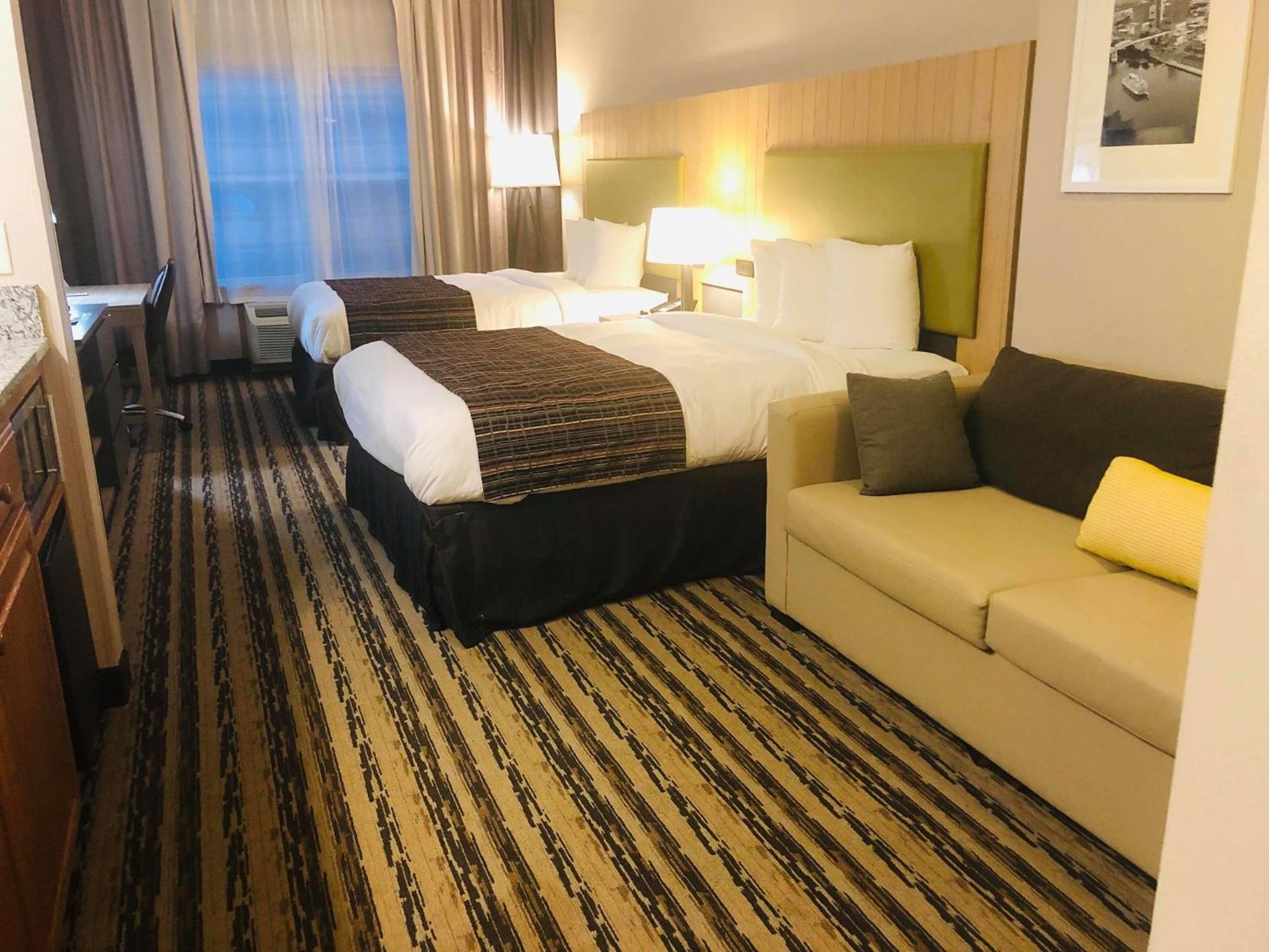 Premium Queen Room with Two Queen Beds - Photo 2