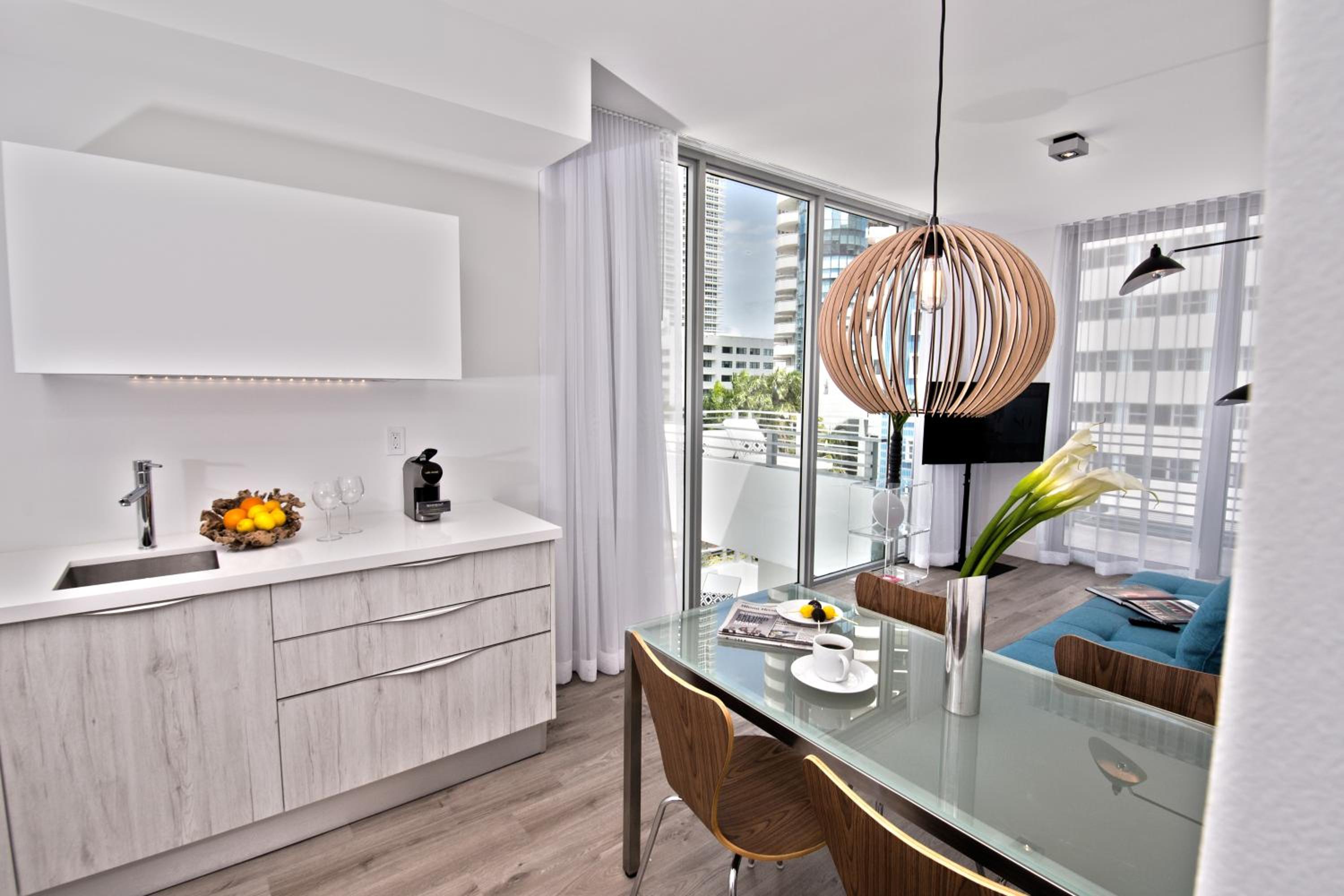 Penthouse Corner One-Bedroom Suite with Kitchenette and Terrace