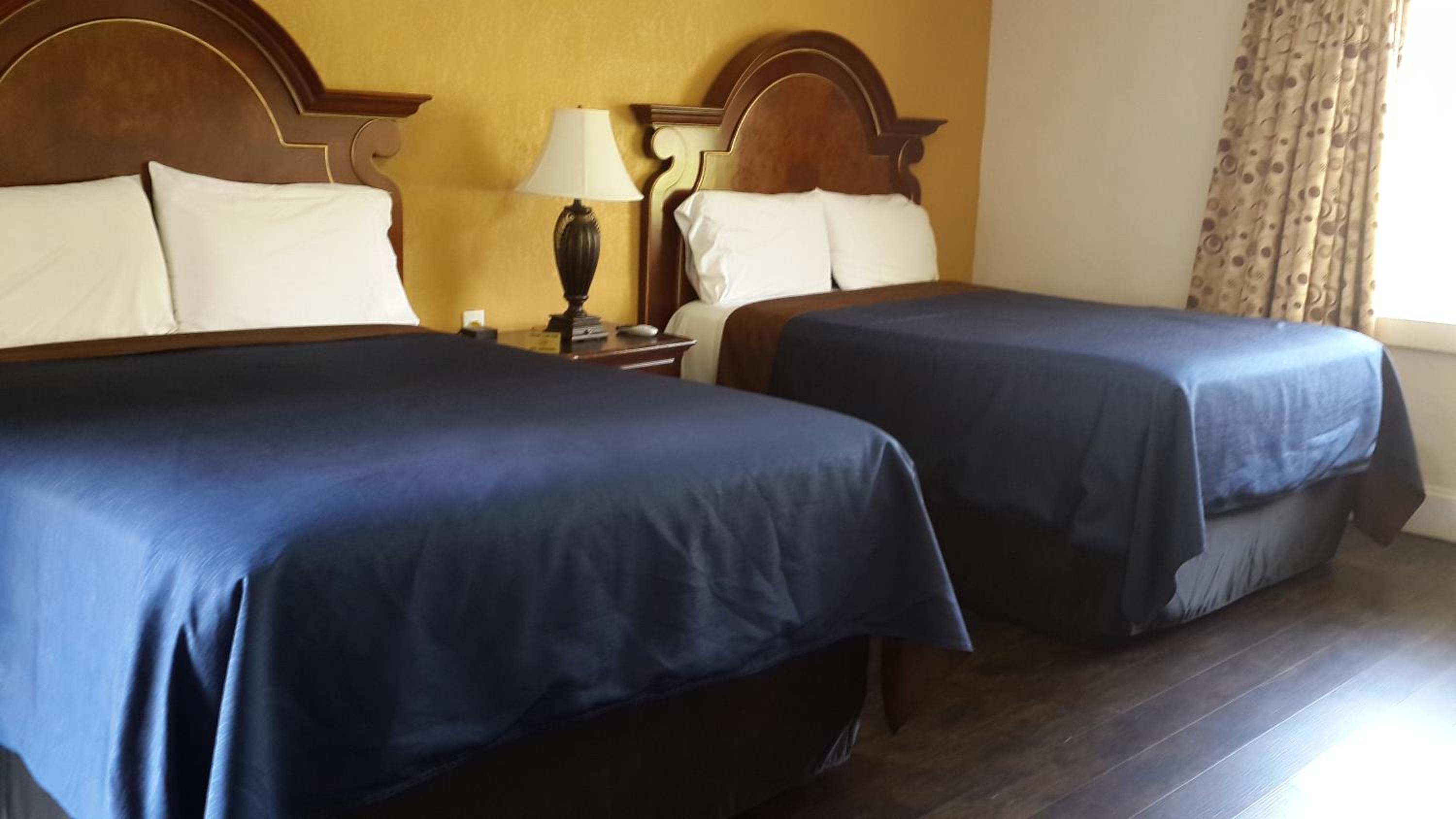 Queen Room with Two Queen Beds - Non-Smoking - Photo 10