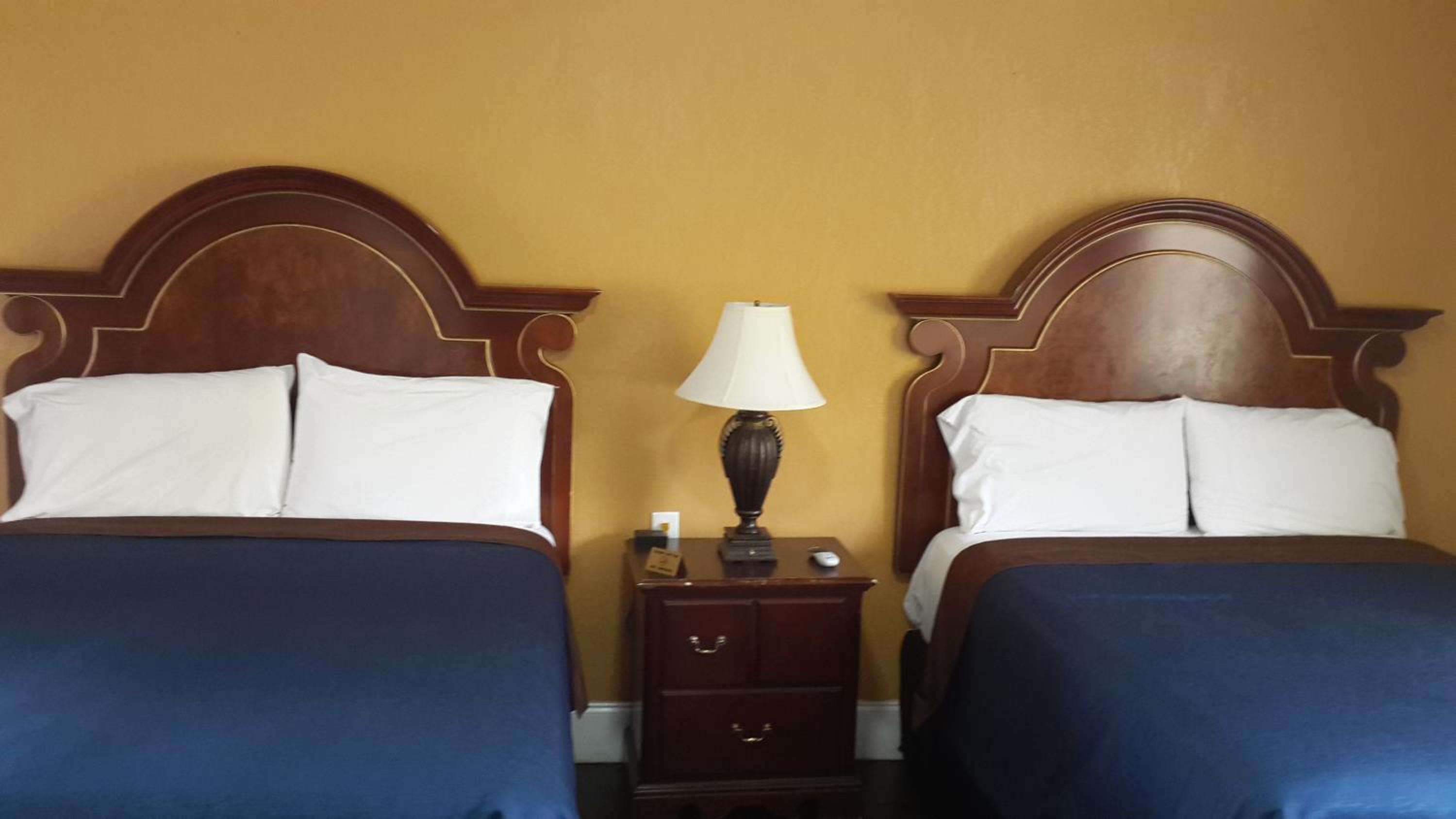 Queen Room with Two Queen Beds - Non-Smoking - Photo 5