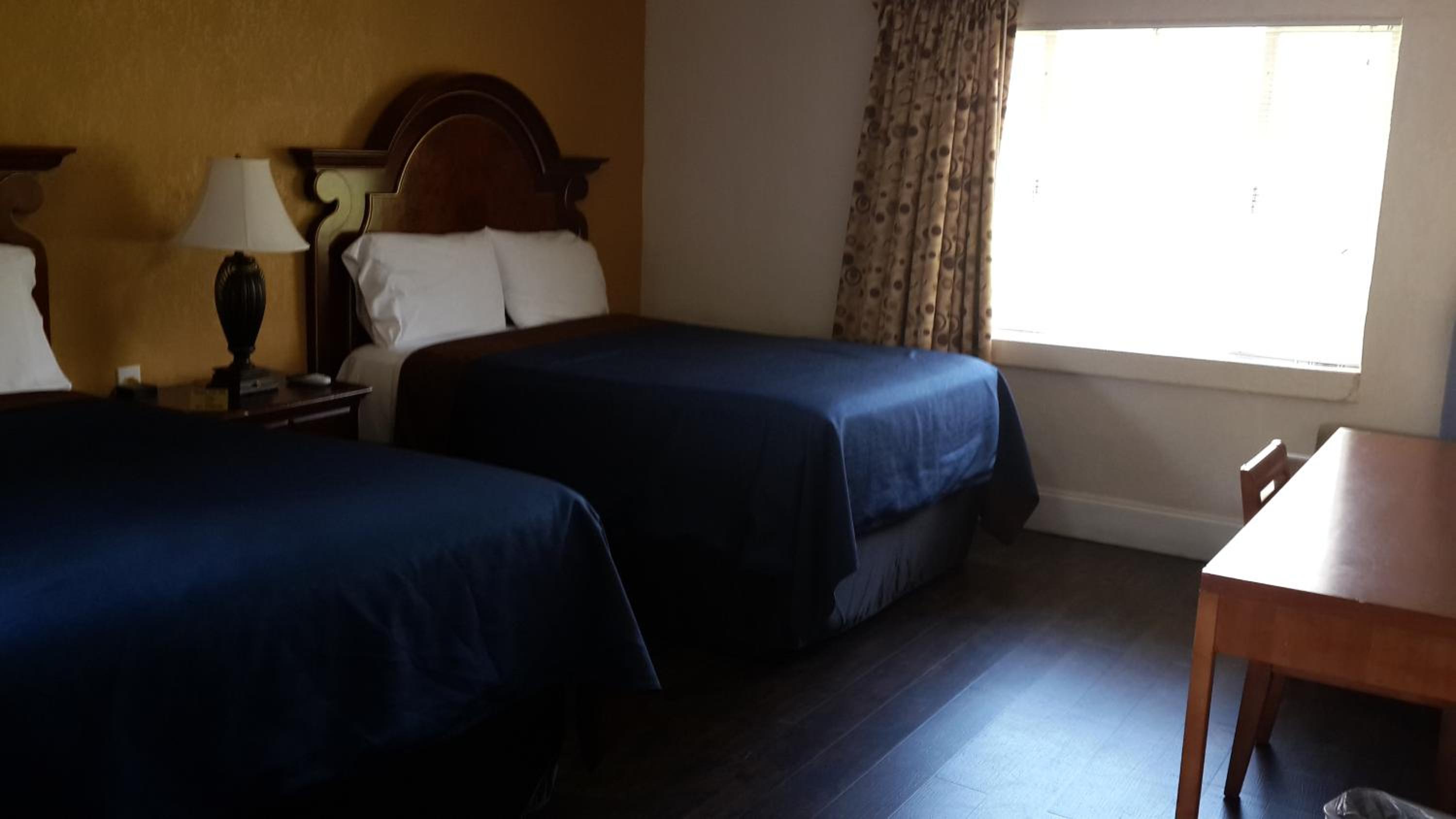 Queen Room with Two Queen Beds - Non-Smoking - Photo 9