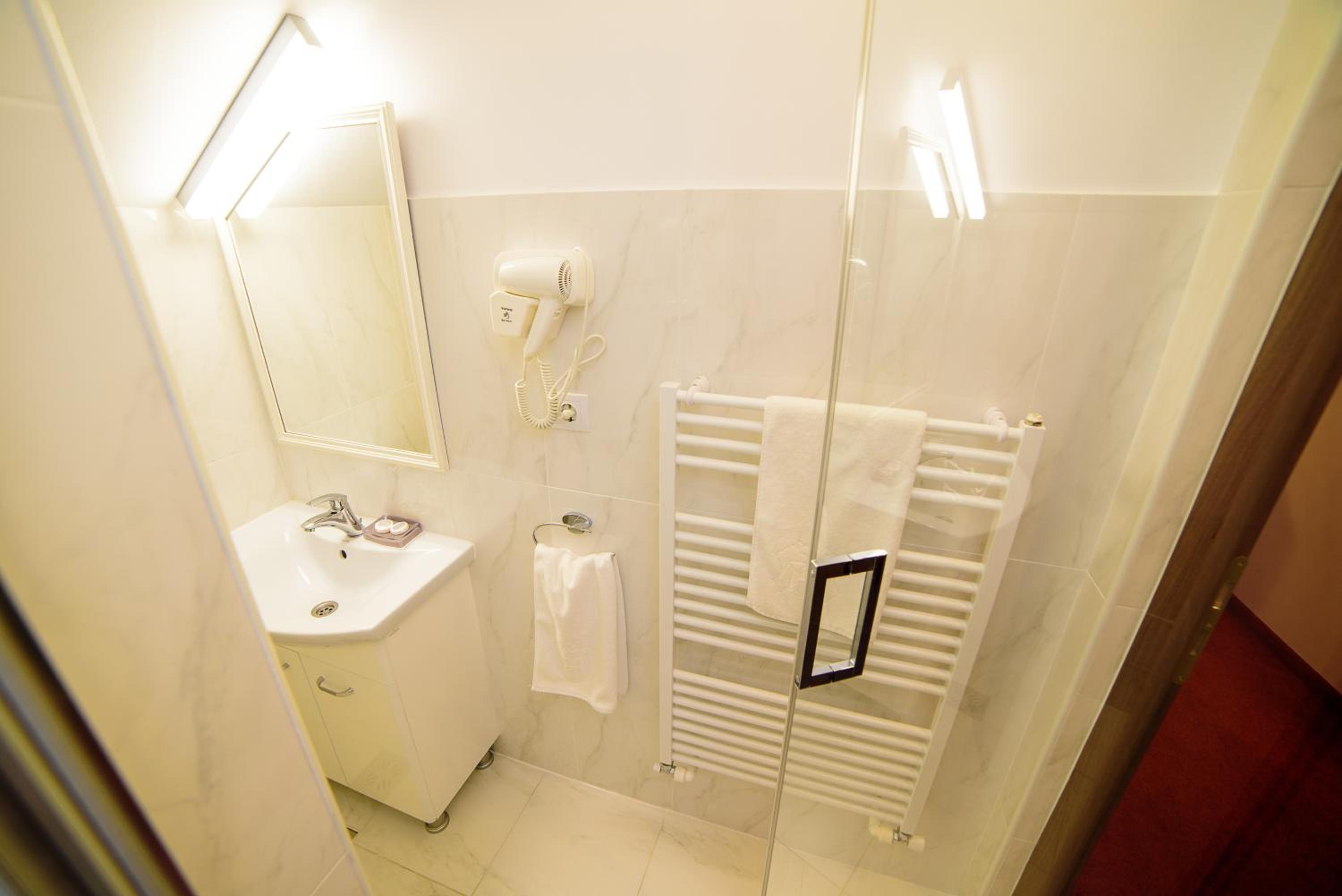 Double Room with Private Bathroom - Photo 18