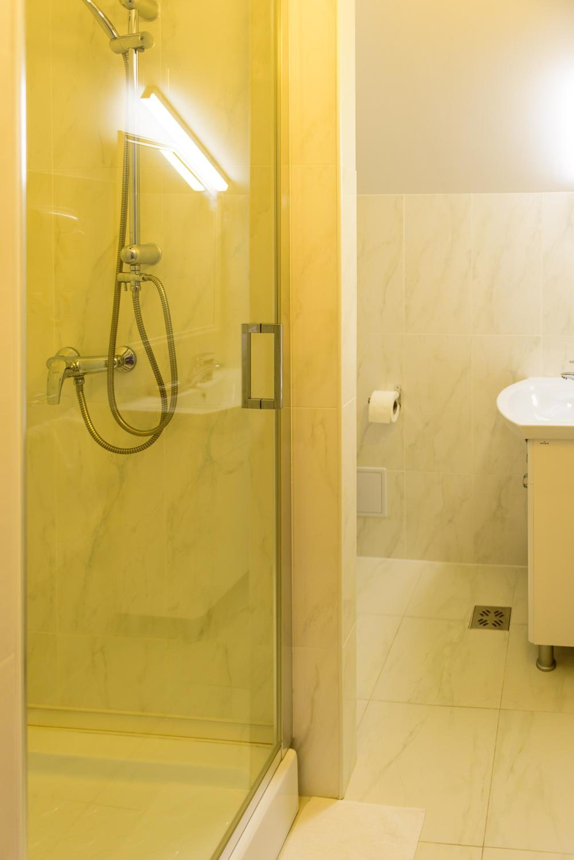 Double Room with Private Bathroom - Photo 19