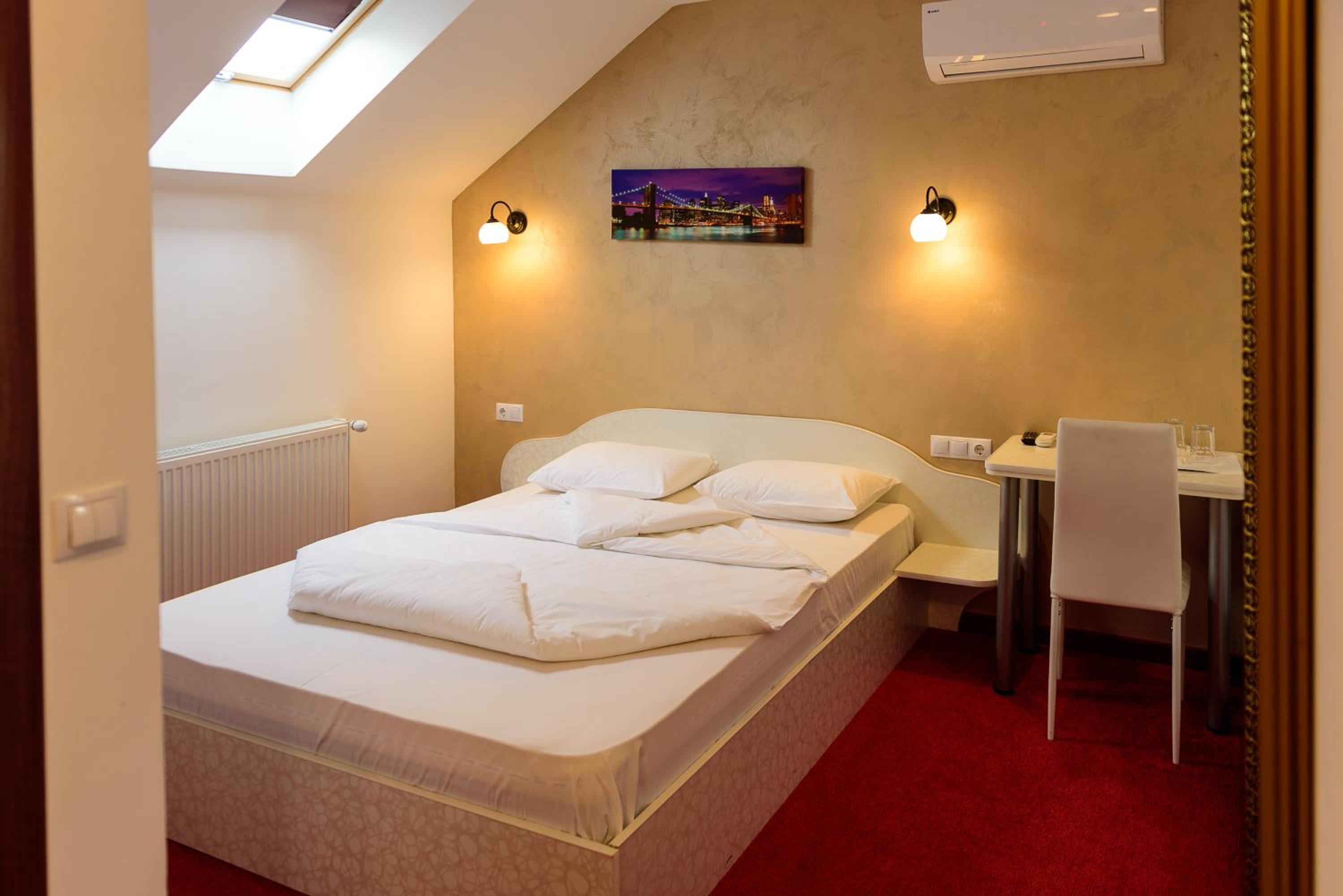 Double Room with Private Bathroom - Photo 2