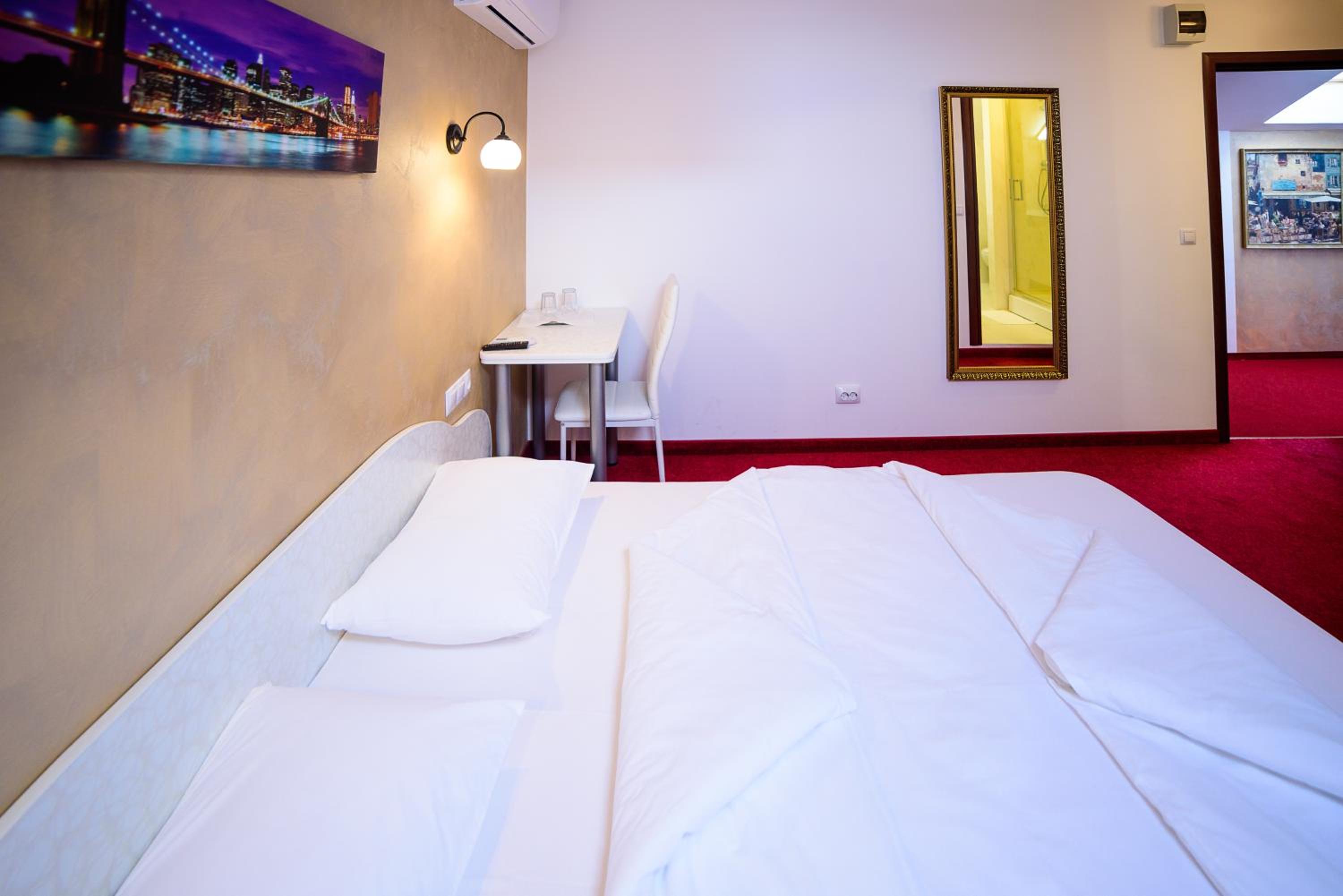 Double Room with Private Bathroom - Photo 3