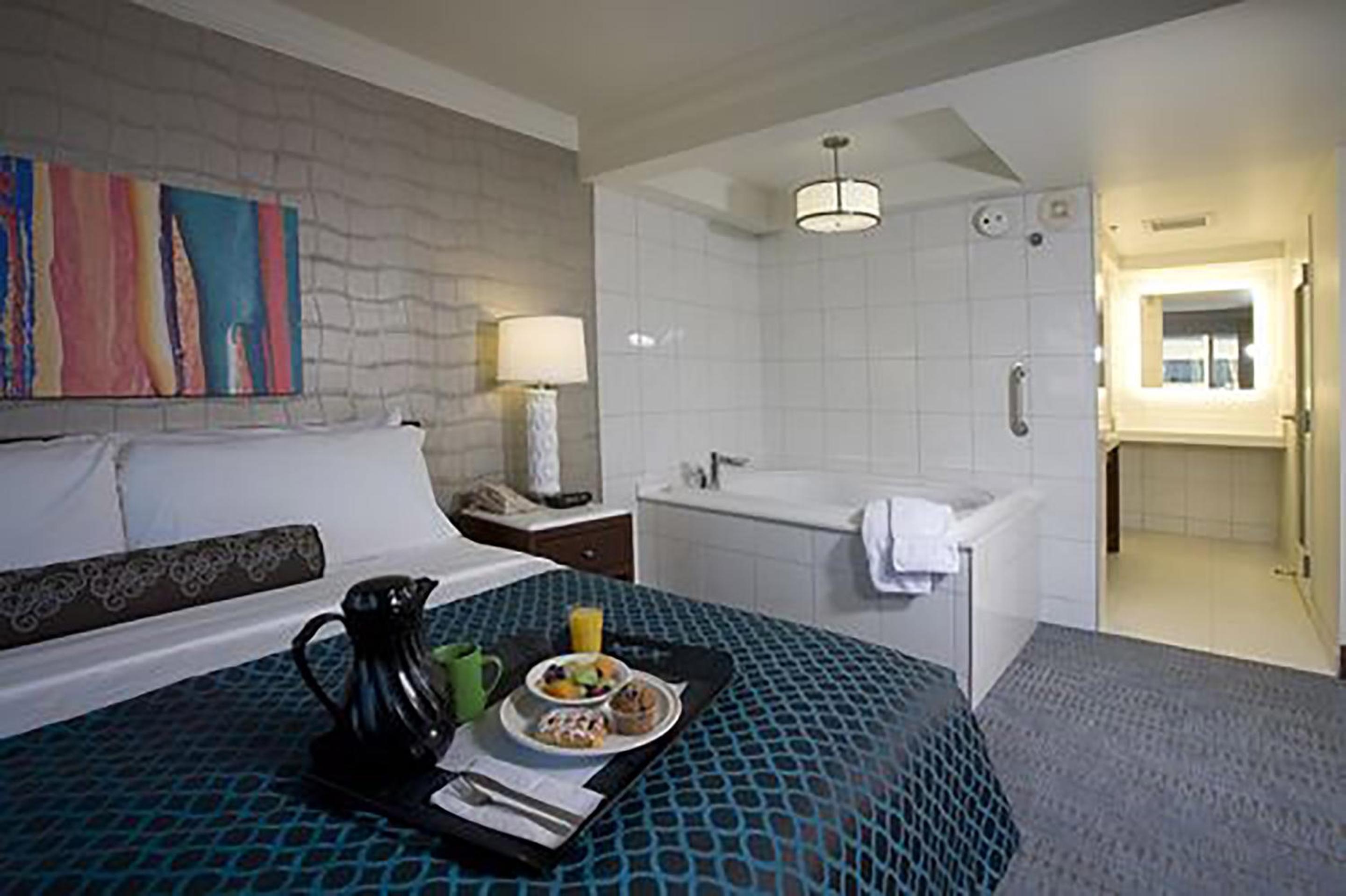 King Suite with Jacuzzi Tub - Smoking photo 1