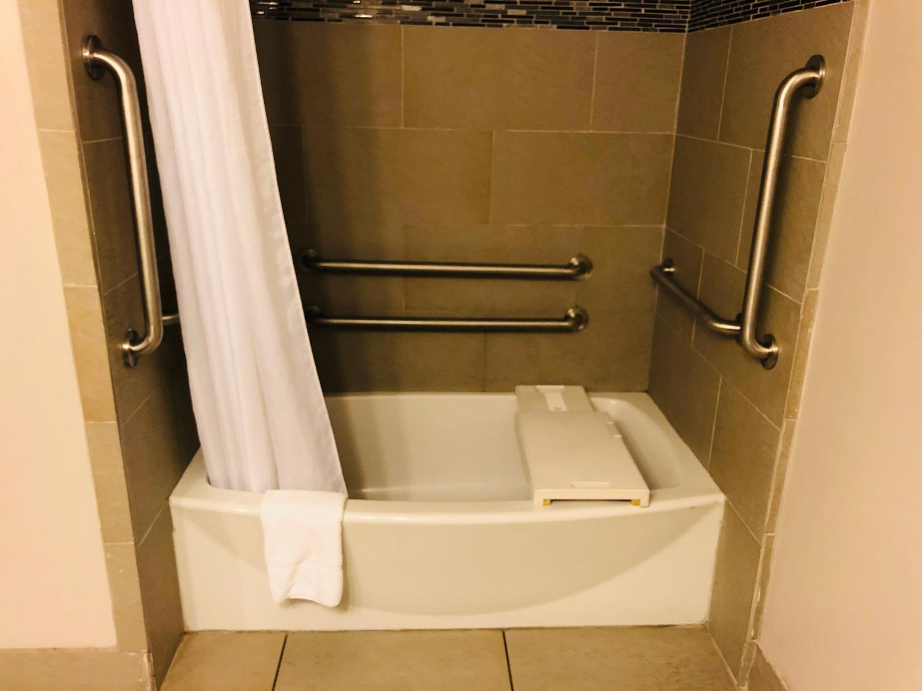One-Bedroom King Suite - Disability Access photo 3