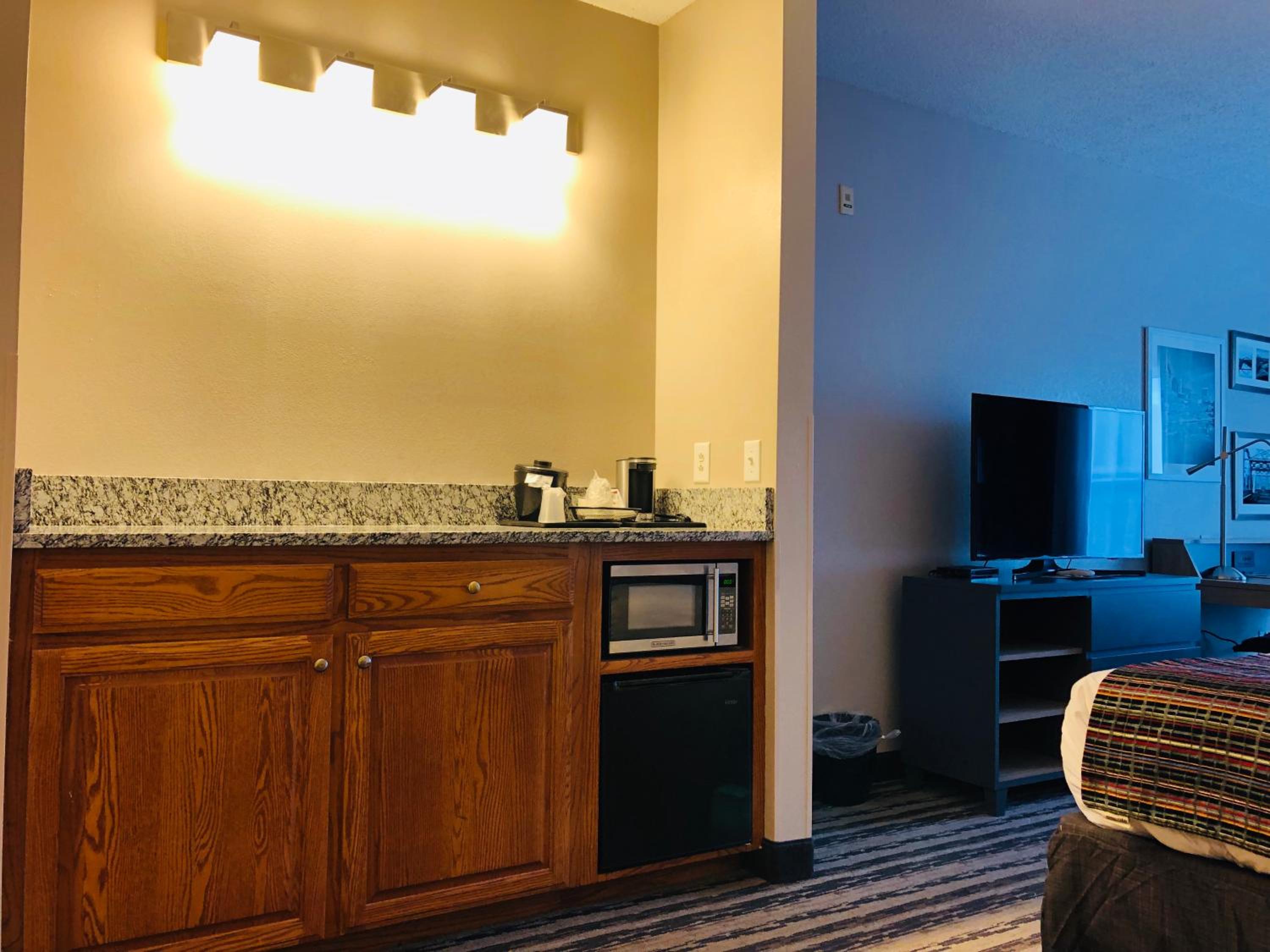 Premium Queen Room with Two Queen Beds - Photo 6