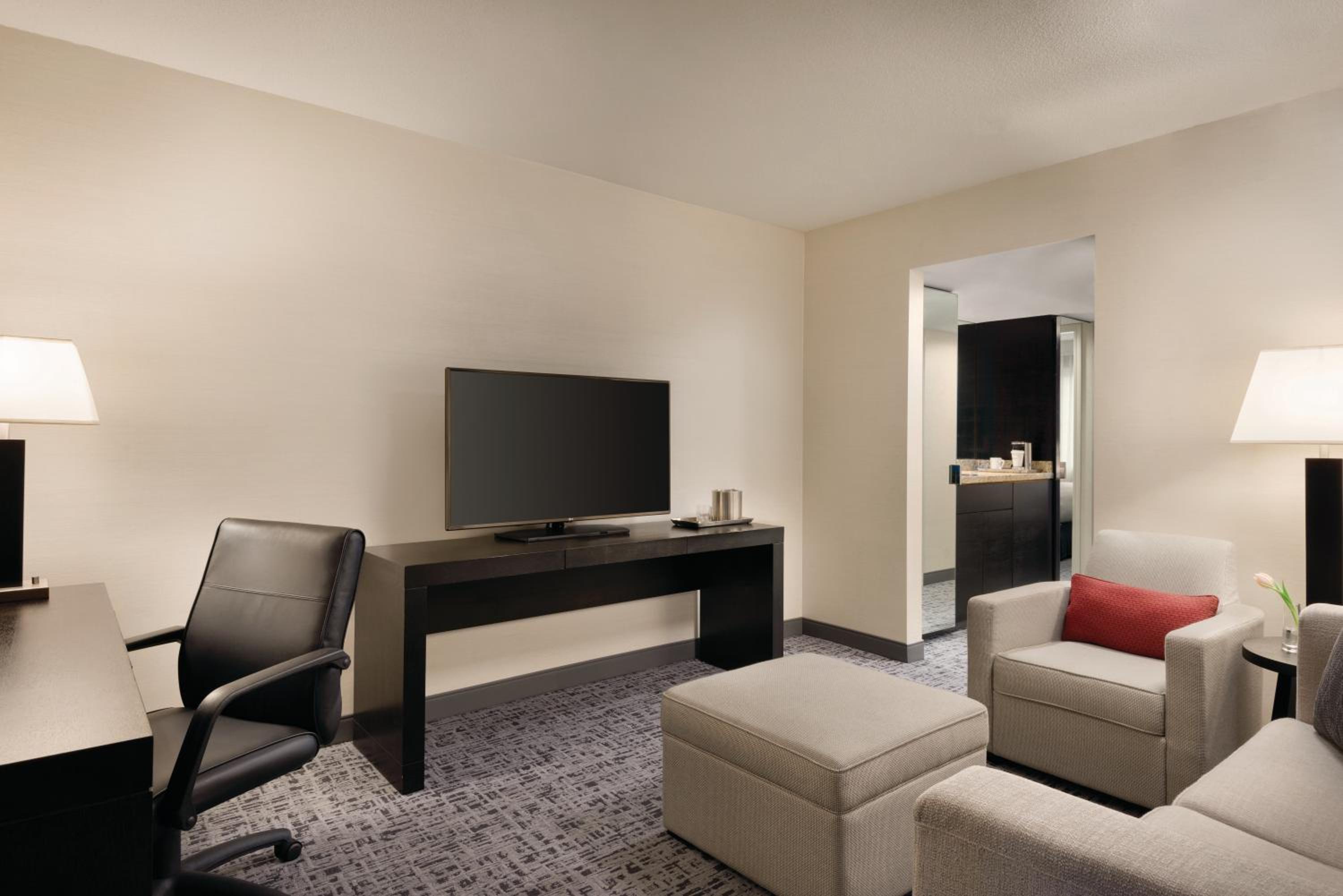 One Bedroom King Suite with Sofa bed, Non Smoking - Photo 5