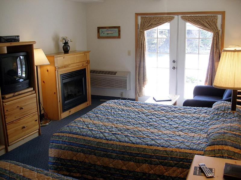 Queen Room with Two Queen Beds with View - Non-Smoking - Photo 1