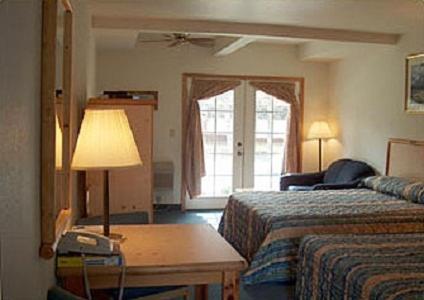 Queen Room with Two Queen Beds with View - Non-Smoking - Photo 2