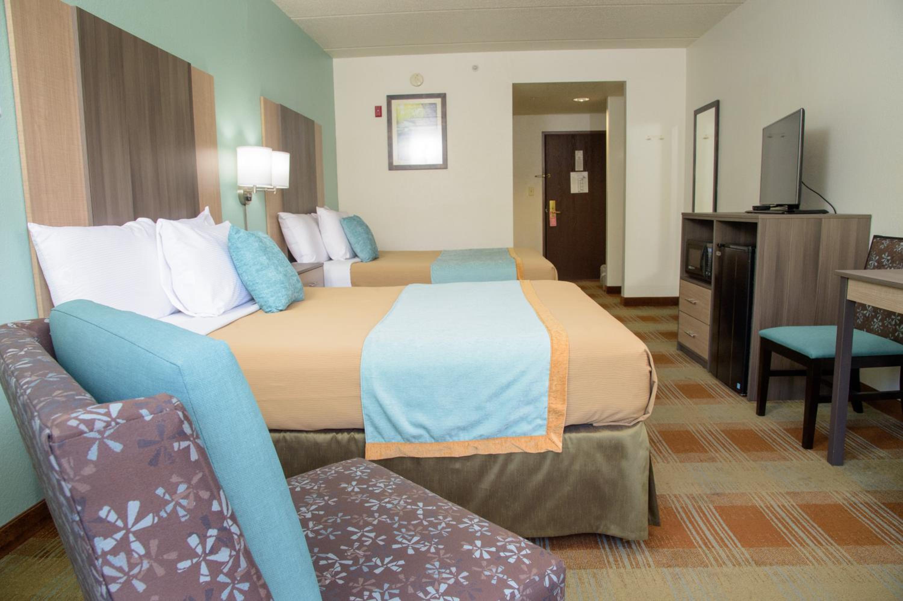 Queen Room with Two Queen Beds and Balcony photo 1