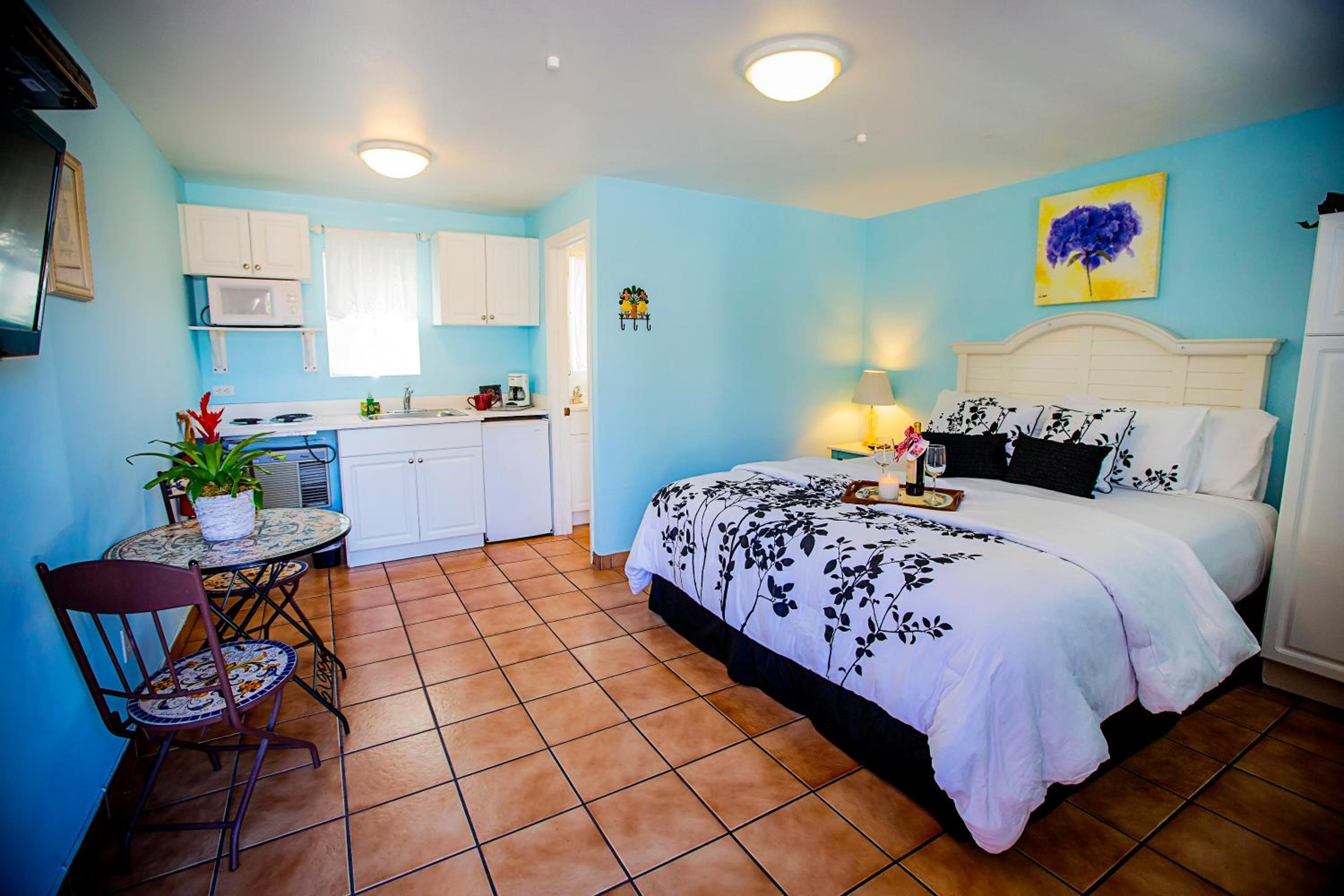 Queen Room with Kitchenette