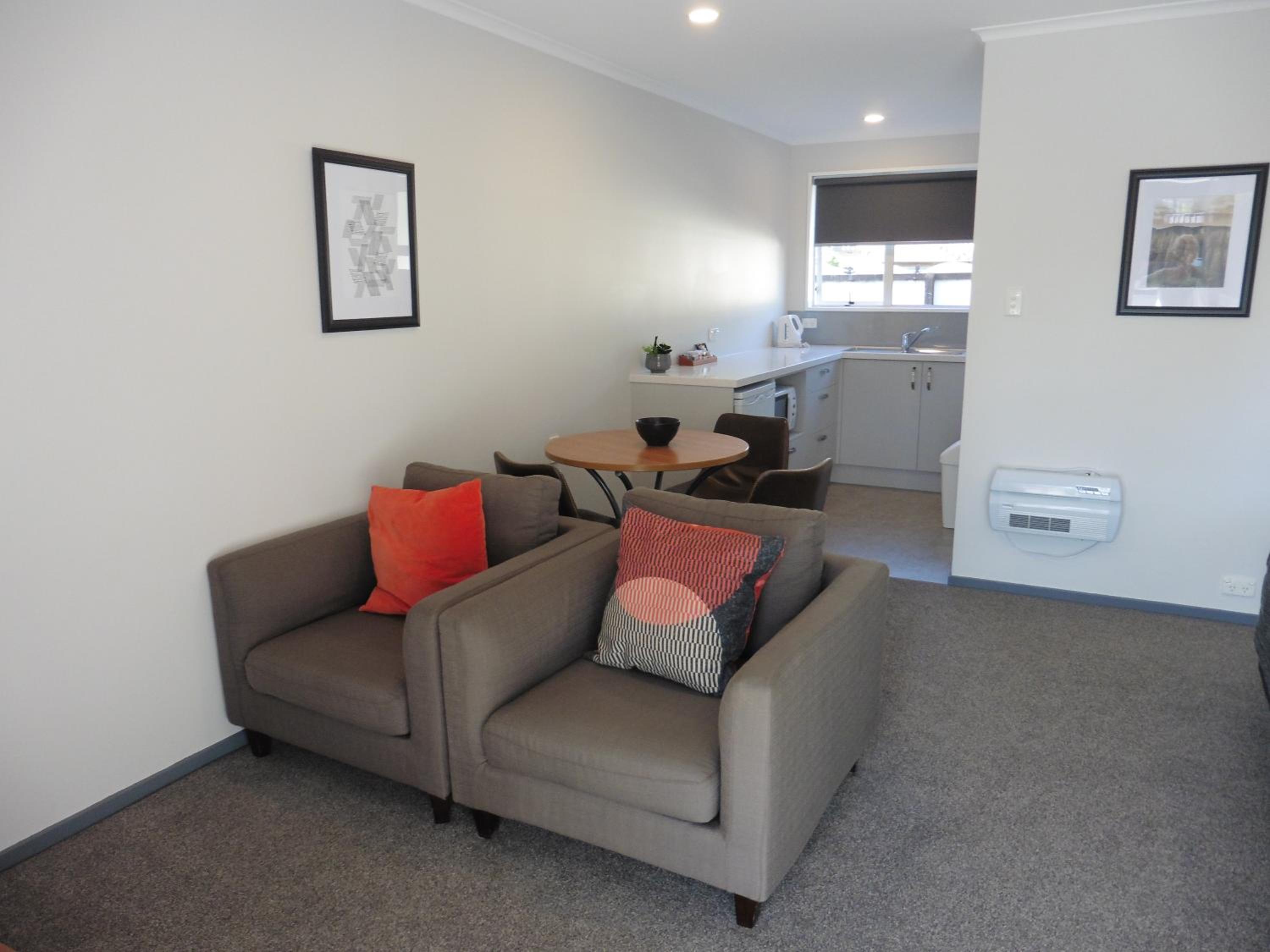 Standard Studio with Queen and Single Beds photo 3