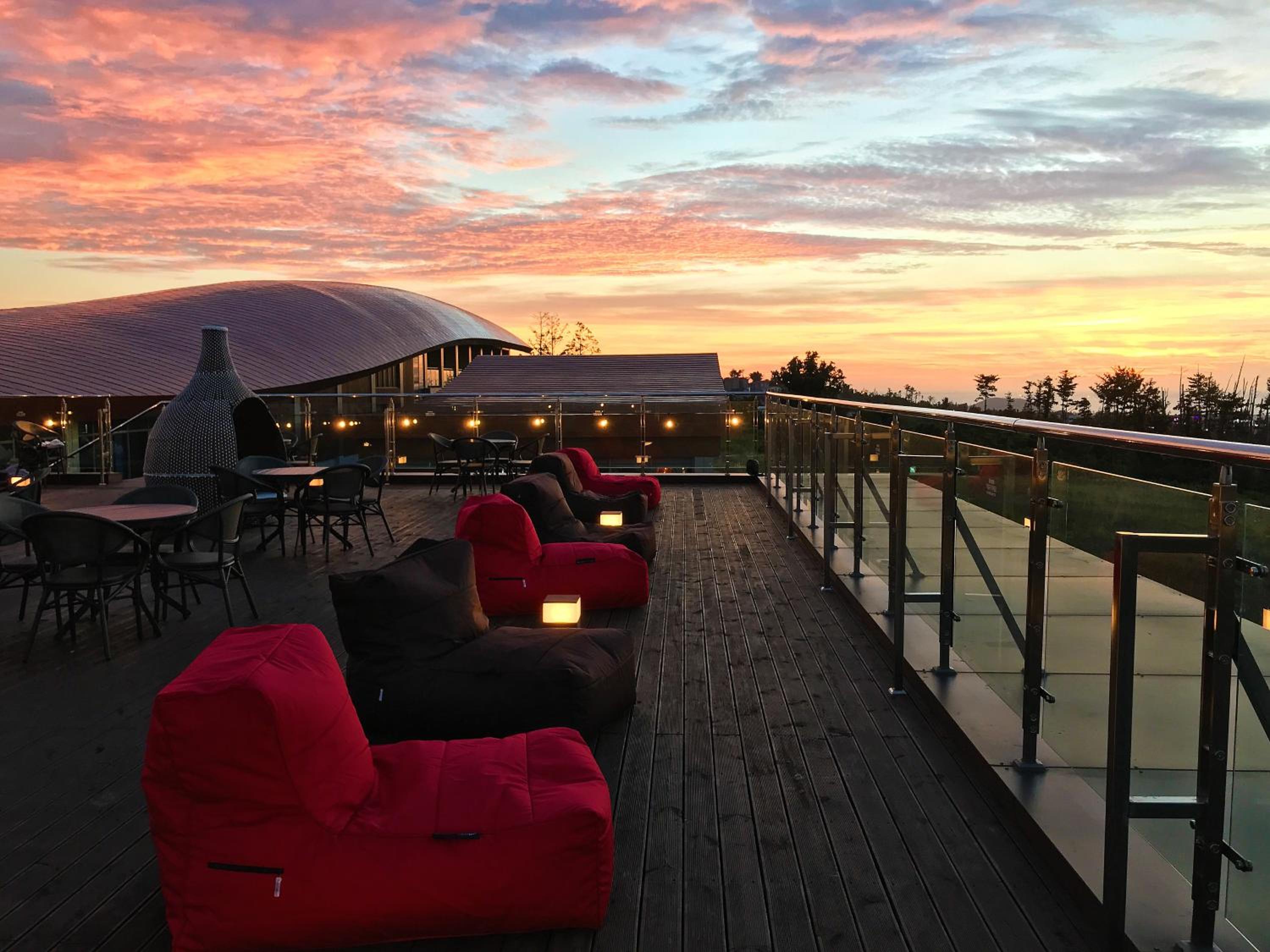 [Terrace Sunset] Standard Twin Room - Breakfast for 2, Butter Milk Fried Chicken or Pizza per Stay