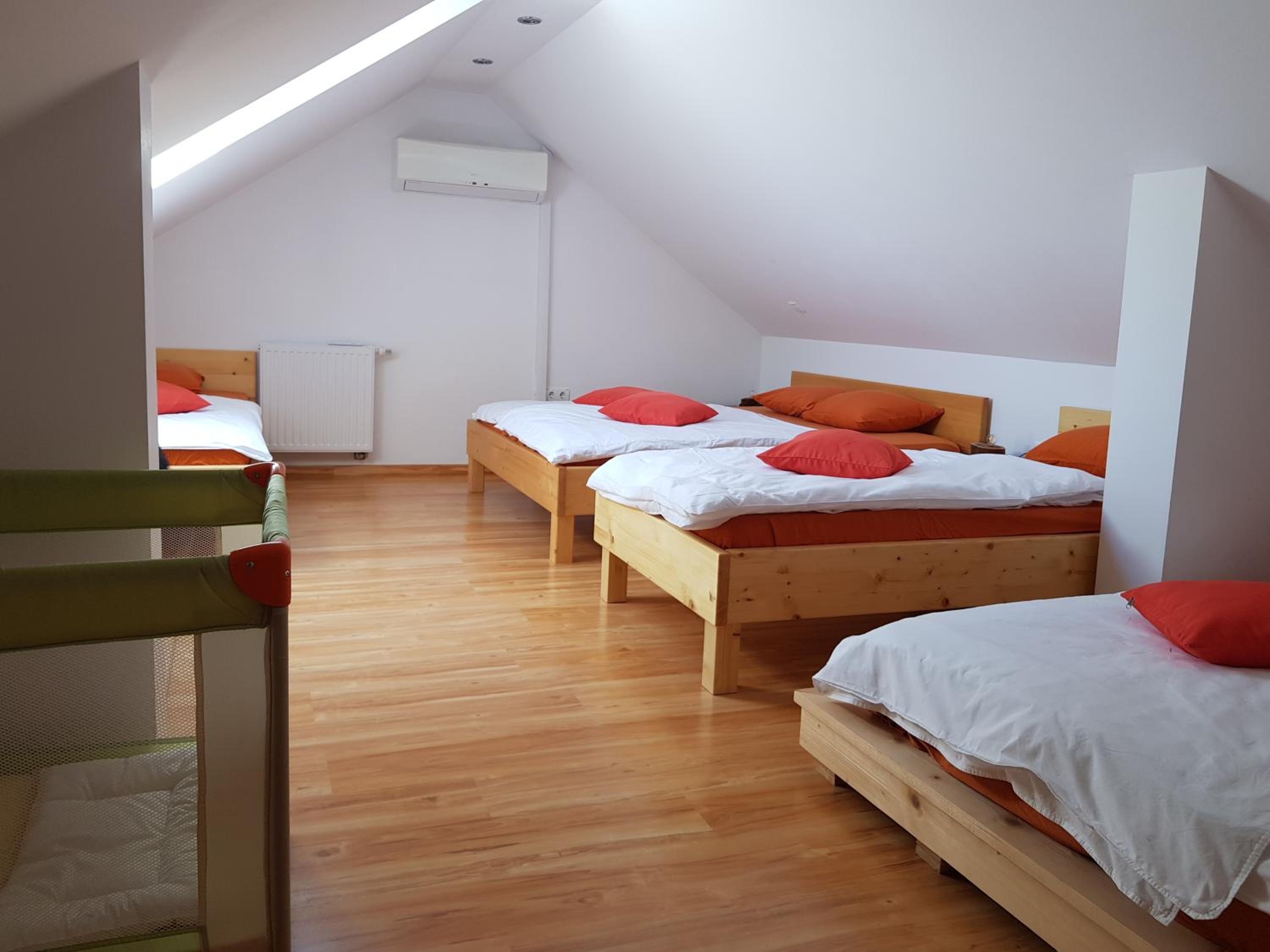 Large Suite - Photo 8