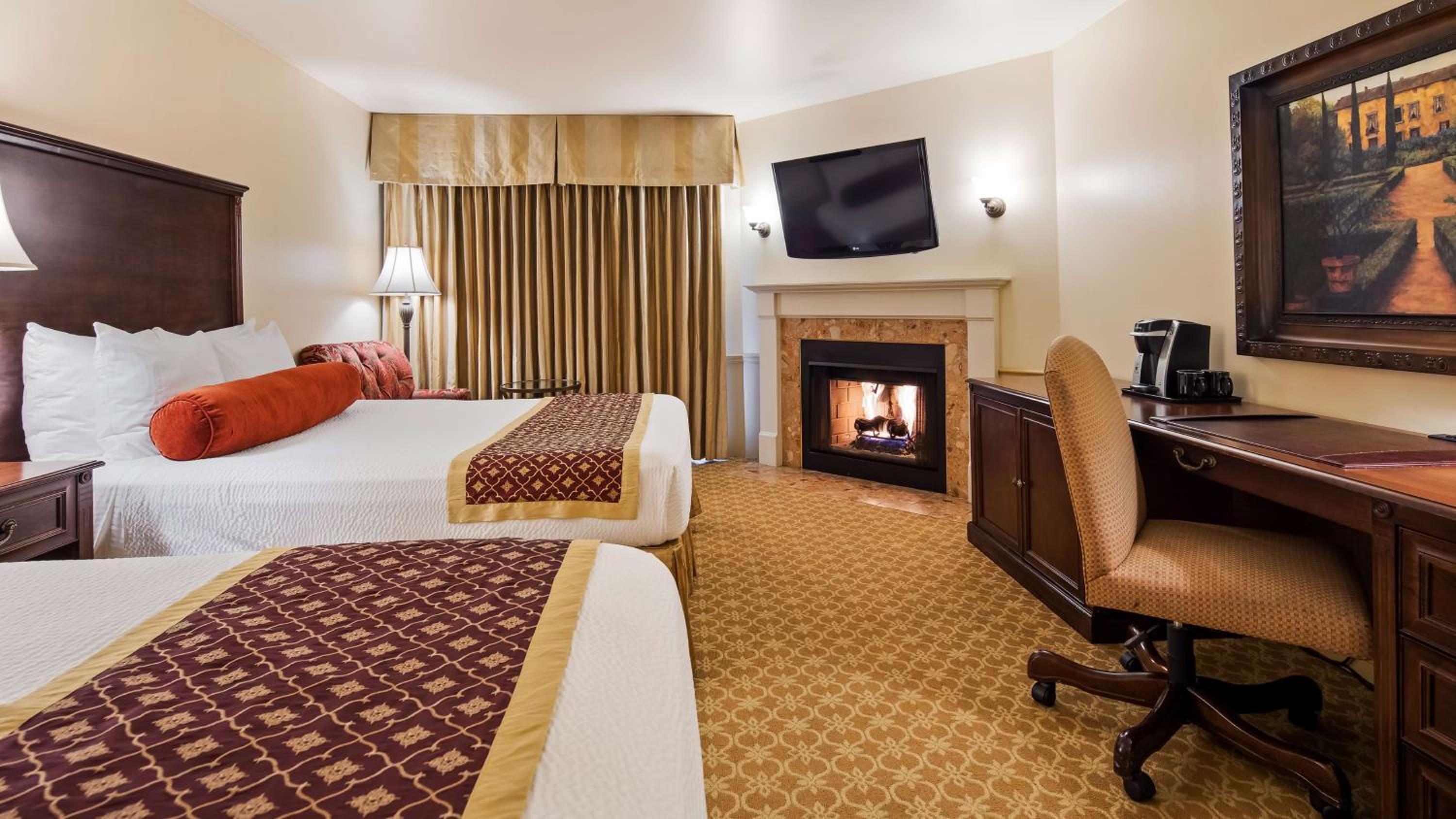 Deluxe Queen Room with Two Queen Beds and Courtyard View - Non-Smoking - Photo 1